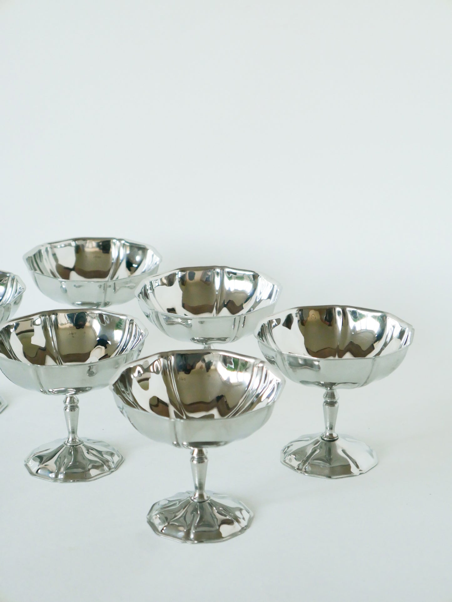Lot de 6 coupes à glace en inox hautes, pieds fins travaillés, Design, 1970 - 8 X 9 cm