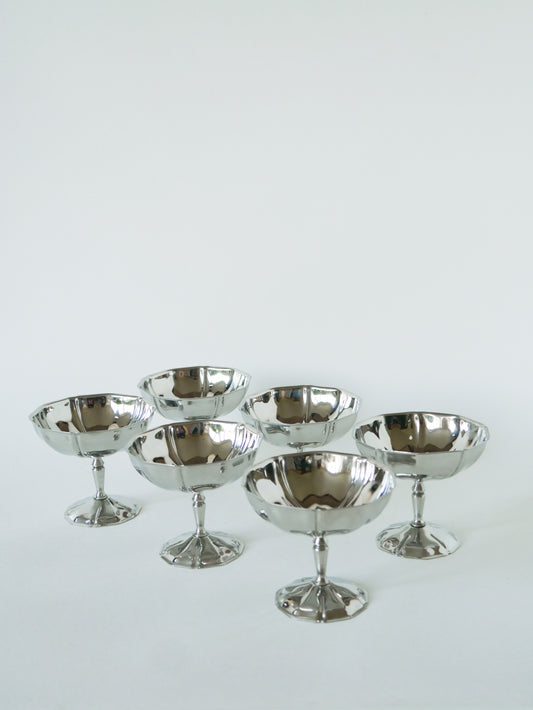 Lot de 6 coupes à glace en inox hautes, pieds fins travaillés, Design, 1970 - 8 X 9 cm