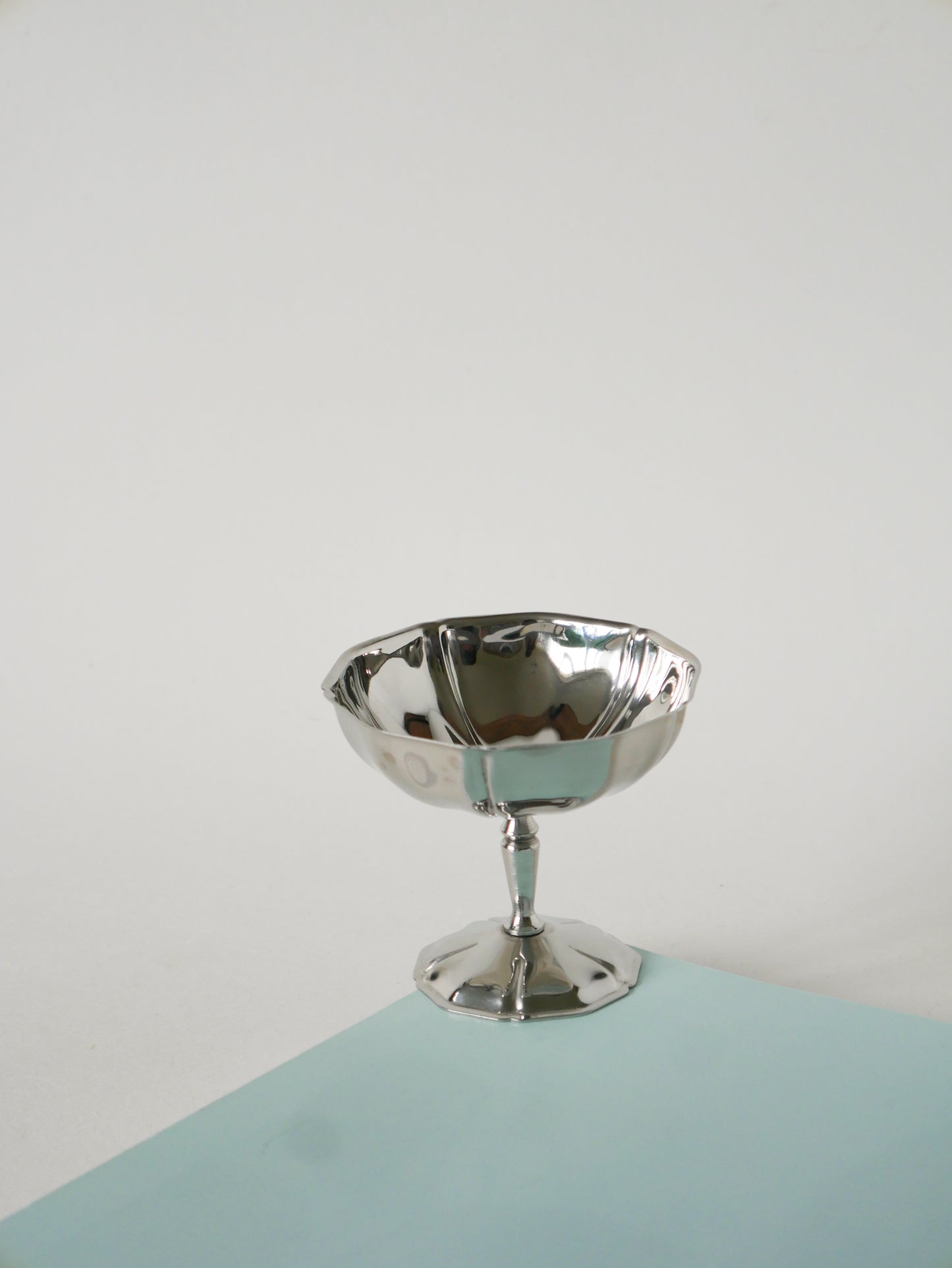 Lot de 6 coupes à glace en inox hautes, pieds fins travaillés, Design, 1970 - 8 X 9 cm