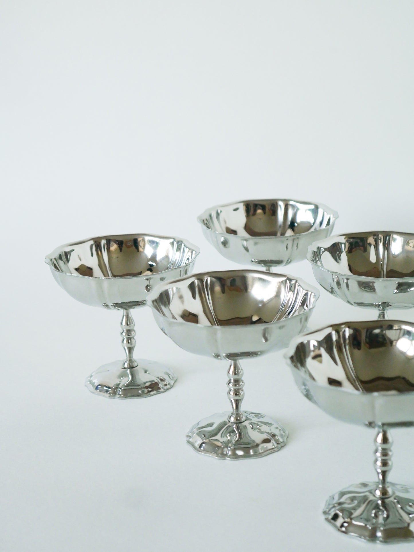 Lot de 6 coupes à glace en inox hautes, pieds fins très travaillés, Design, 1970 - 8 X 9 cm
