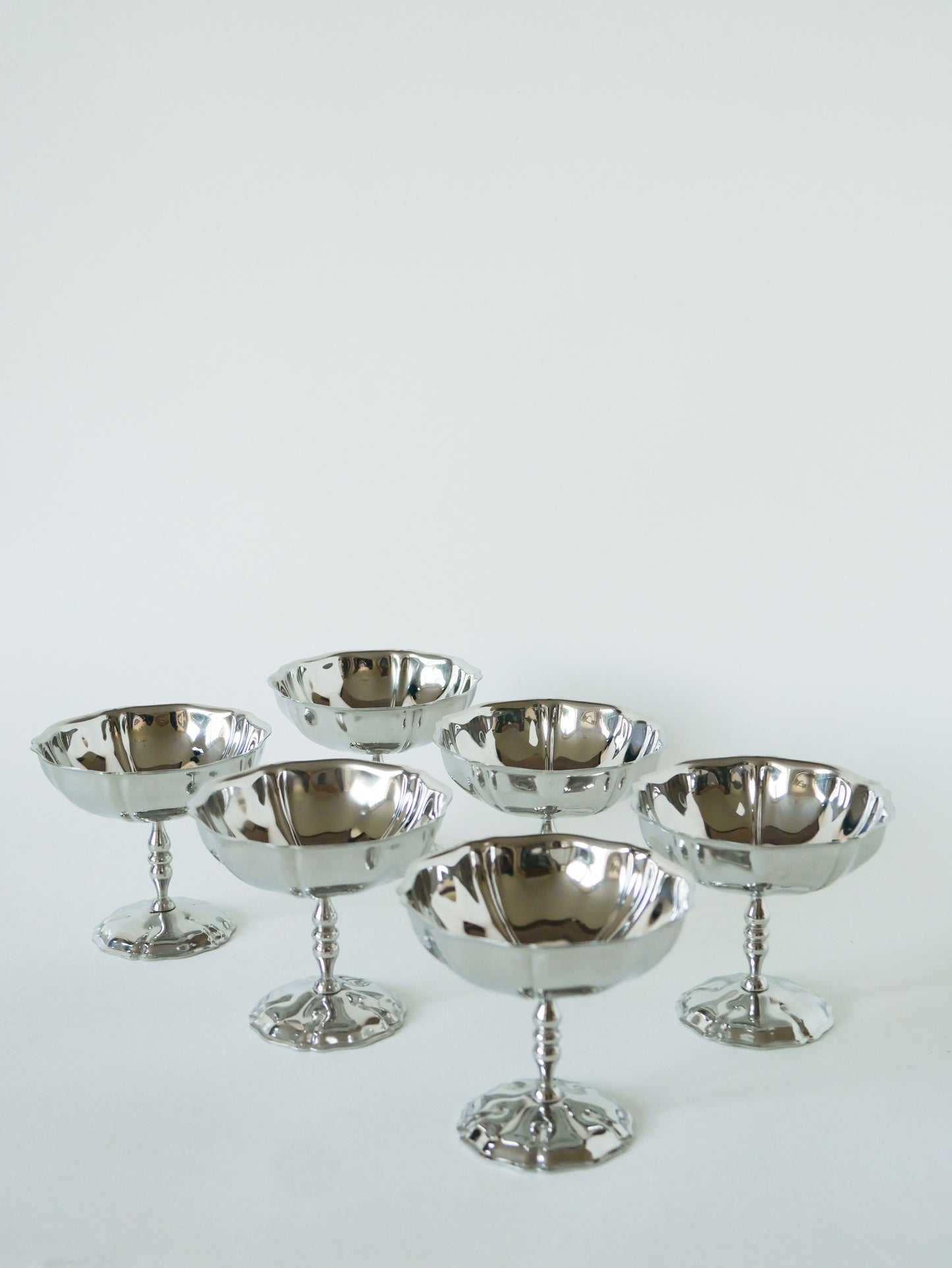 Lot de 6 coupes à glace en inox hautes, pieds fins très travaillés, Design, 1970 - 8 X 9 cm