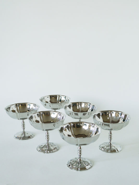 Lot de 6 coupes à glace en inox hautes, pieds fins très travaillés, Design, 1970 - 8 X 9 cm
