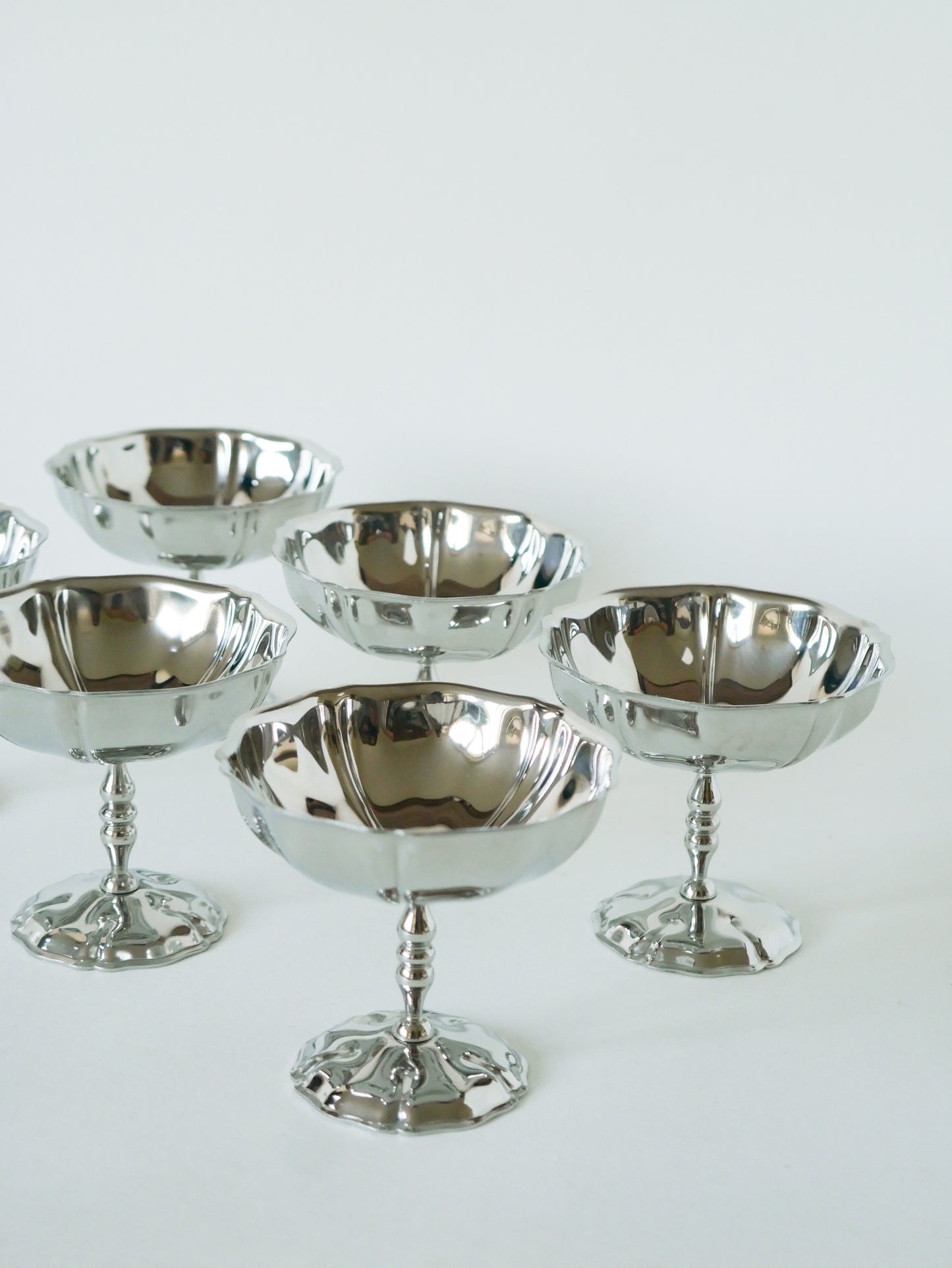 Lot de 6 coupes à glace en inox hautes, pieds fins très travaillés, Design, 1970 - 8 X 9 cm