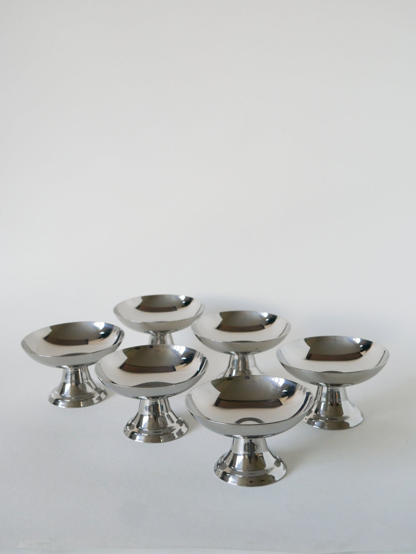 Lot de 6 coupes en inox hautes, pieds large, Design,1970 - 6 X 9 cm