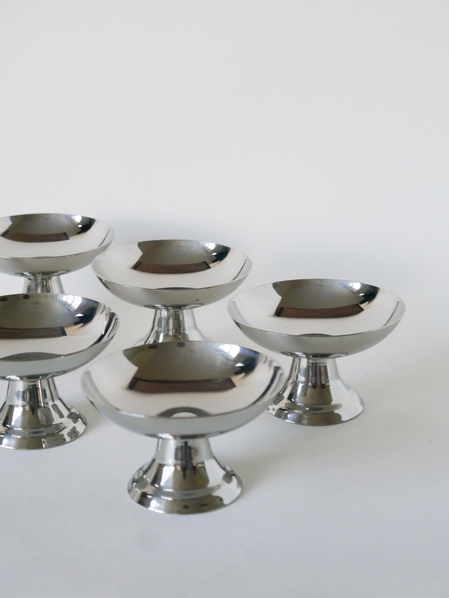 Lot de 6 coupes en inox hautes, pieds large, Design,1970 - 6 X 9 cm