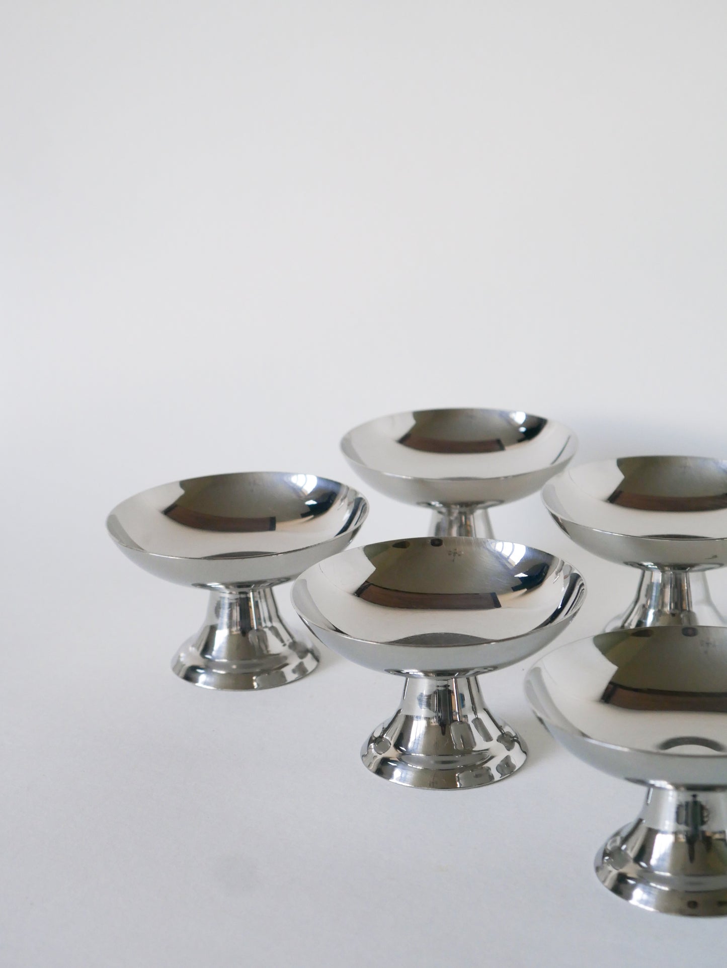 Lot de 6 coupes en inox hautes, pieds large, Design,1970 - 6 X 9 cm
