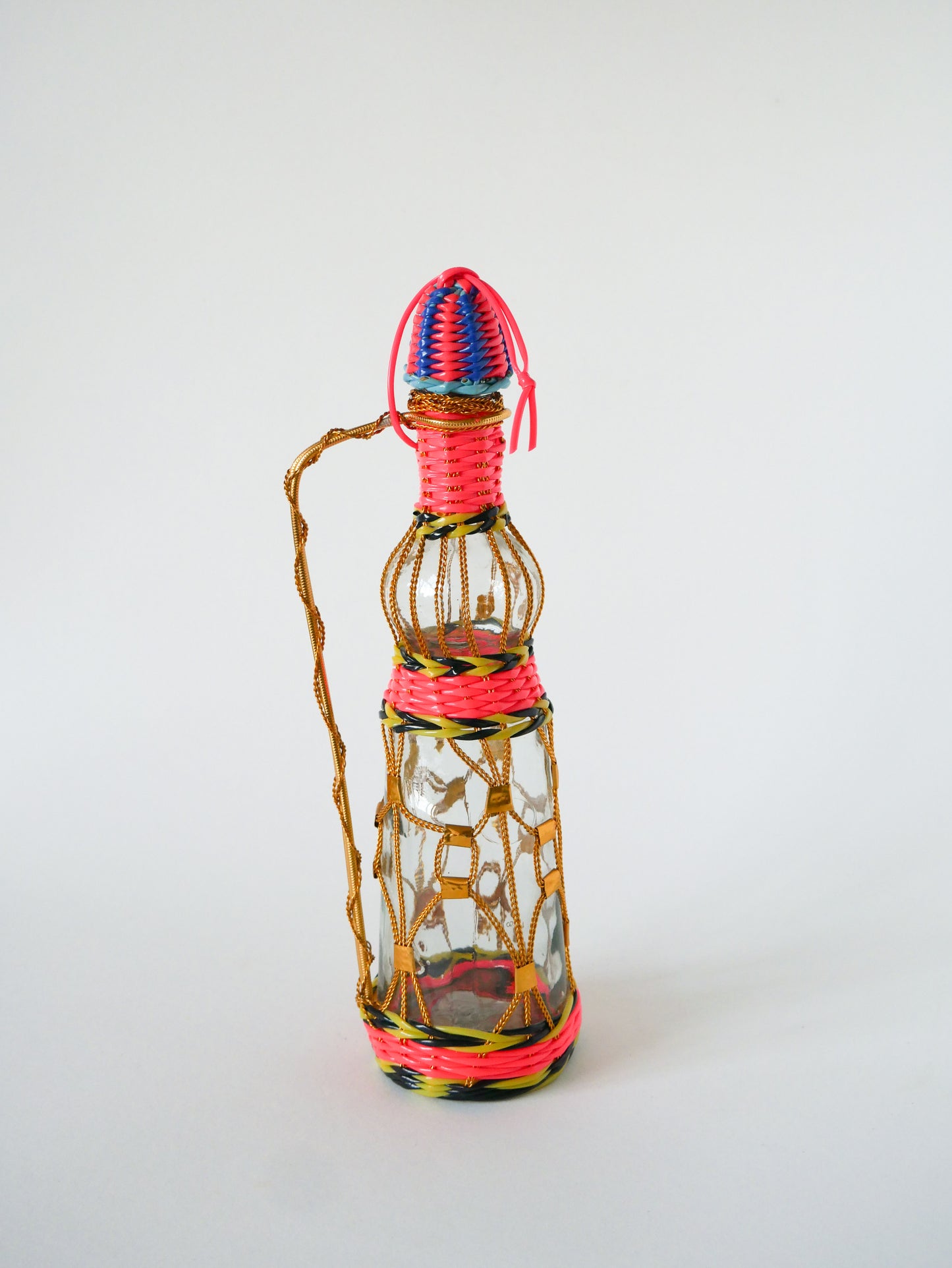 Bouteille en verre et Scoubidou, Multicolore, 1970