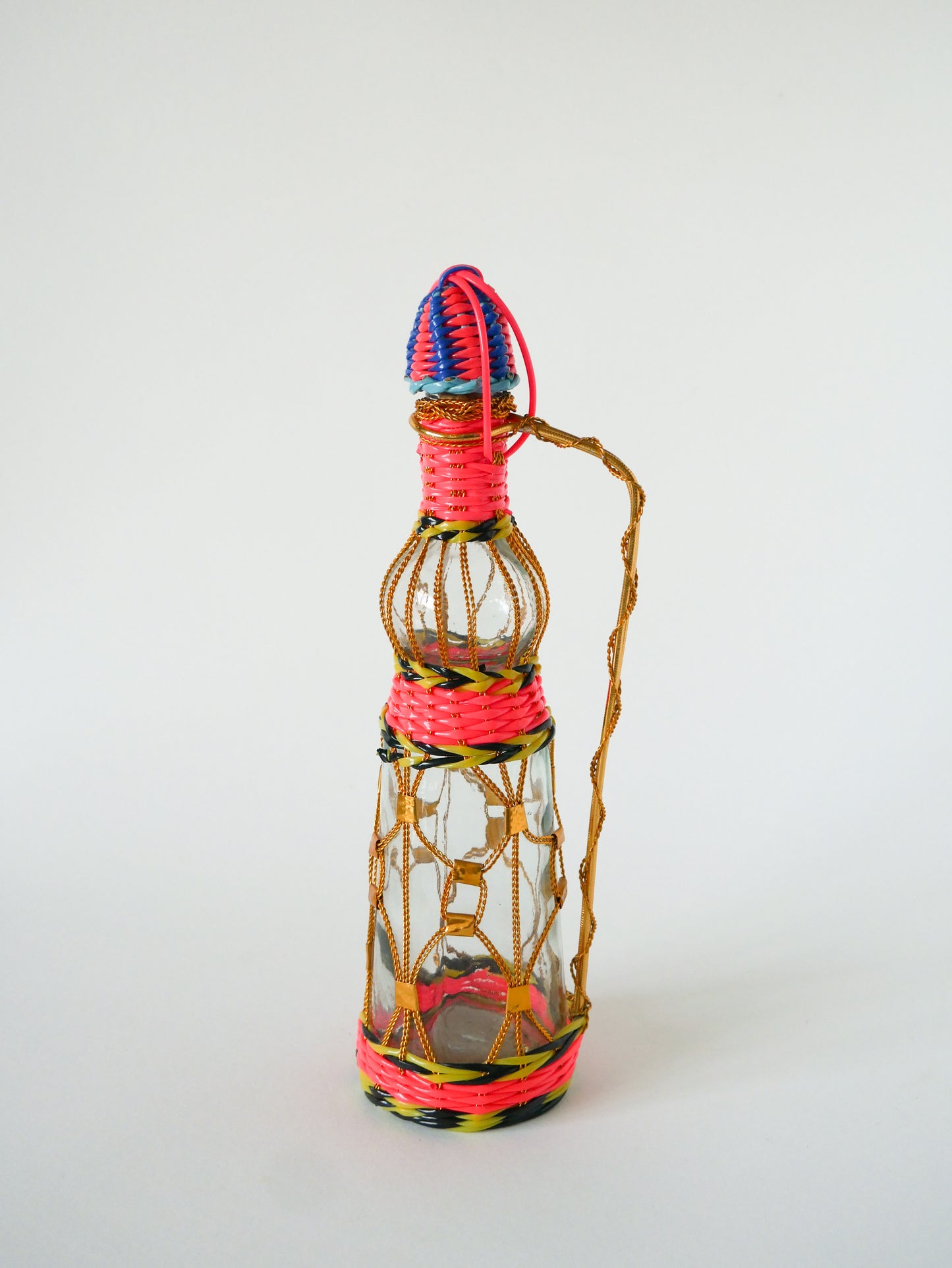 Bouteille en verre et Scoubidou, Multicolore, 1970