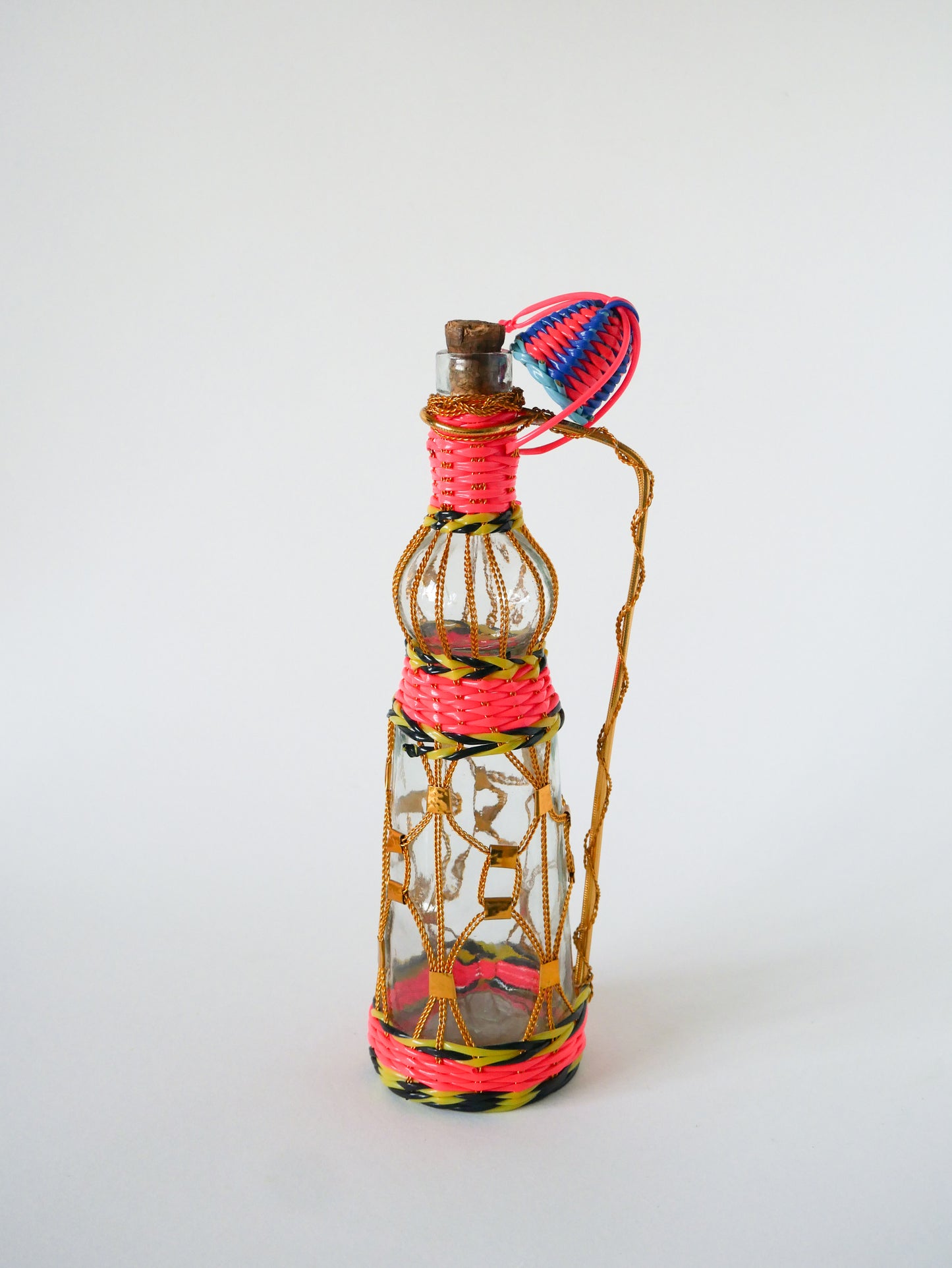 Bouteille en verre et Scoubidou, Multicolore, 1970
