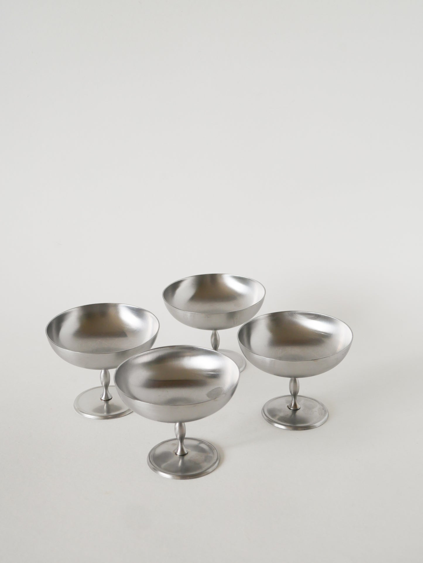Lot de 4 coupes à glace en inox mat, pieds haut, forme libre, Design, 1970