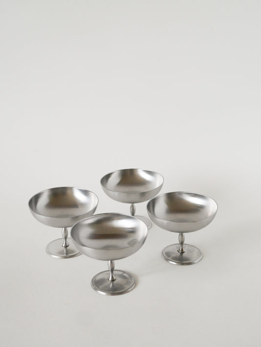Lot de 4 coupes à glace en inox mat, pieds haut, forme libre, Design, 1970
