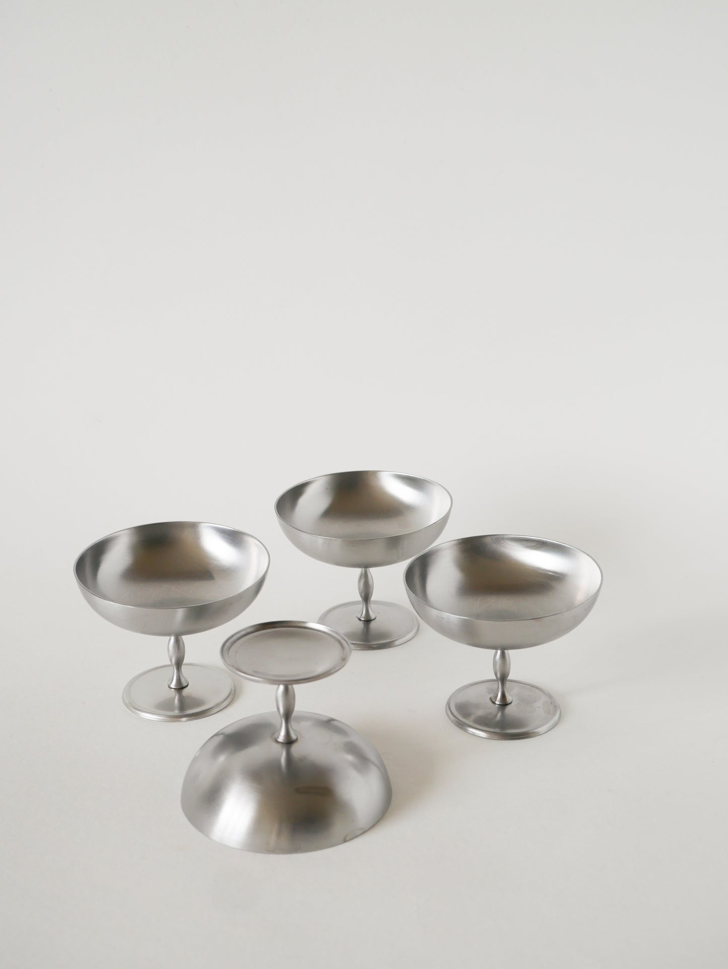 Lot de 4 coupes à glace en inox mat, pieds haut, forme libre, Design, 1970