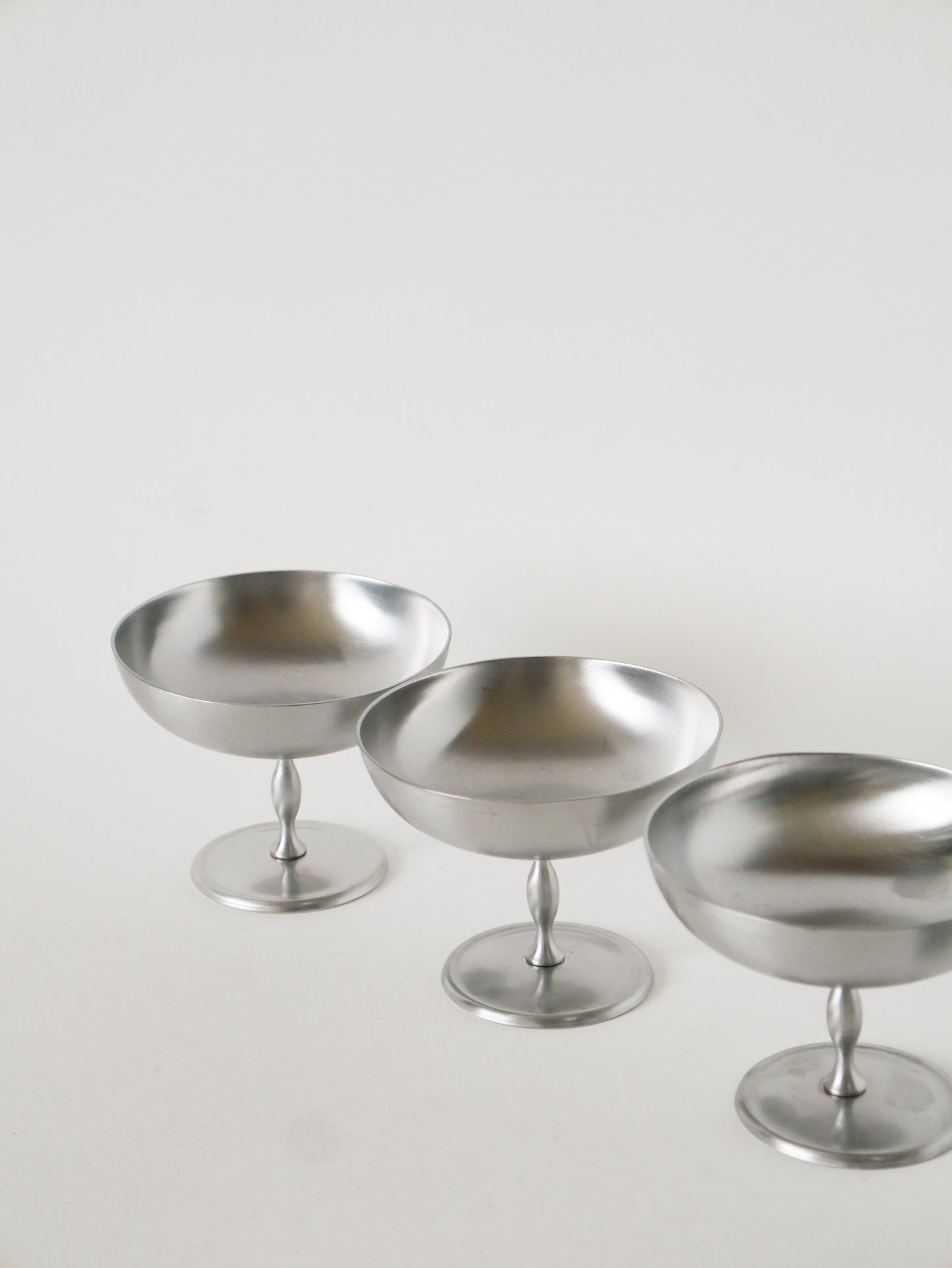 Lot de 4 coupes à glace en inox mat, pieds haut, forme libre, Design, 1970
