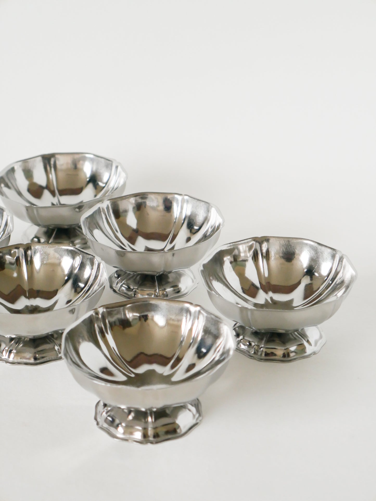 Lot de 6 coupes à glace travaillées en inox, pieds bas, 1970