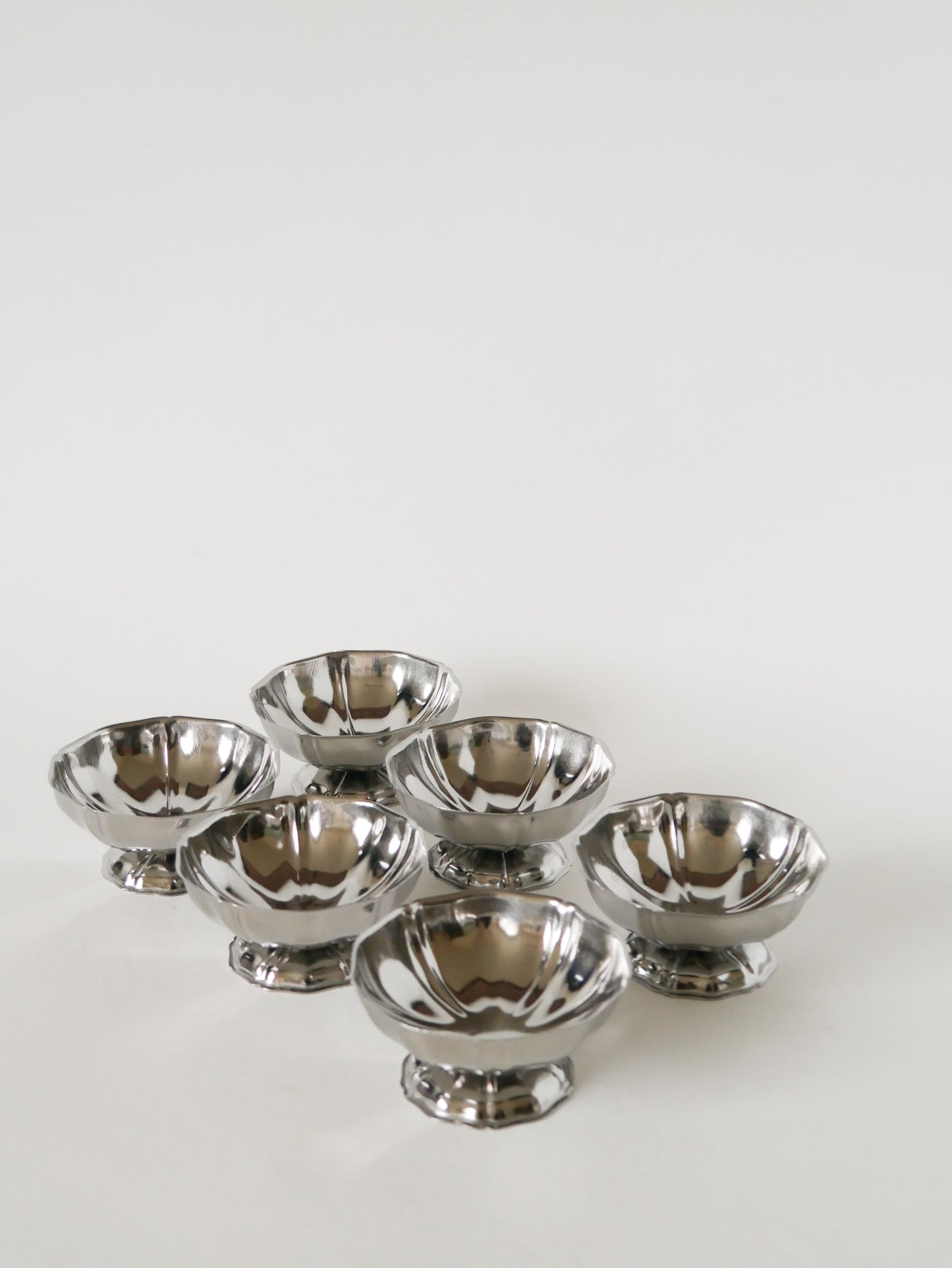 Lot de 6 coupes à glace travaillées en inox, pieds bas, 1970