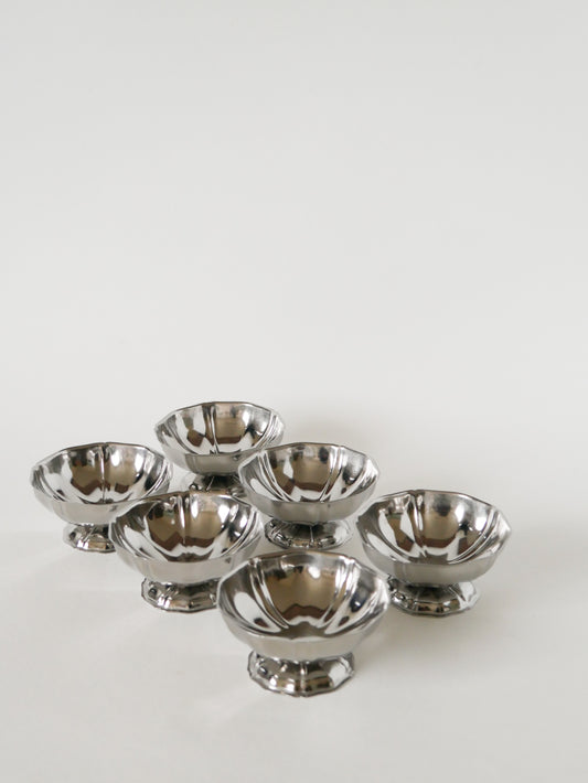 Lot de 6 coupes à glace travaillées en inox, pieds bas, 1970