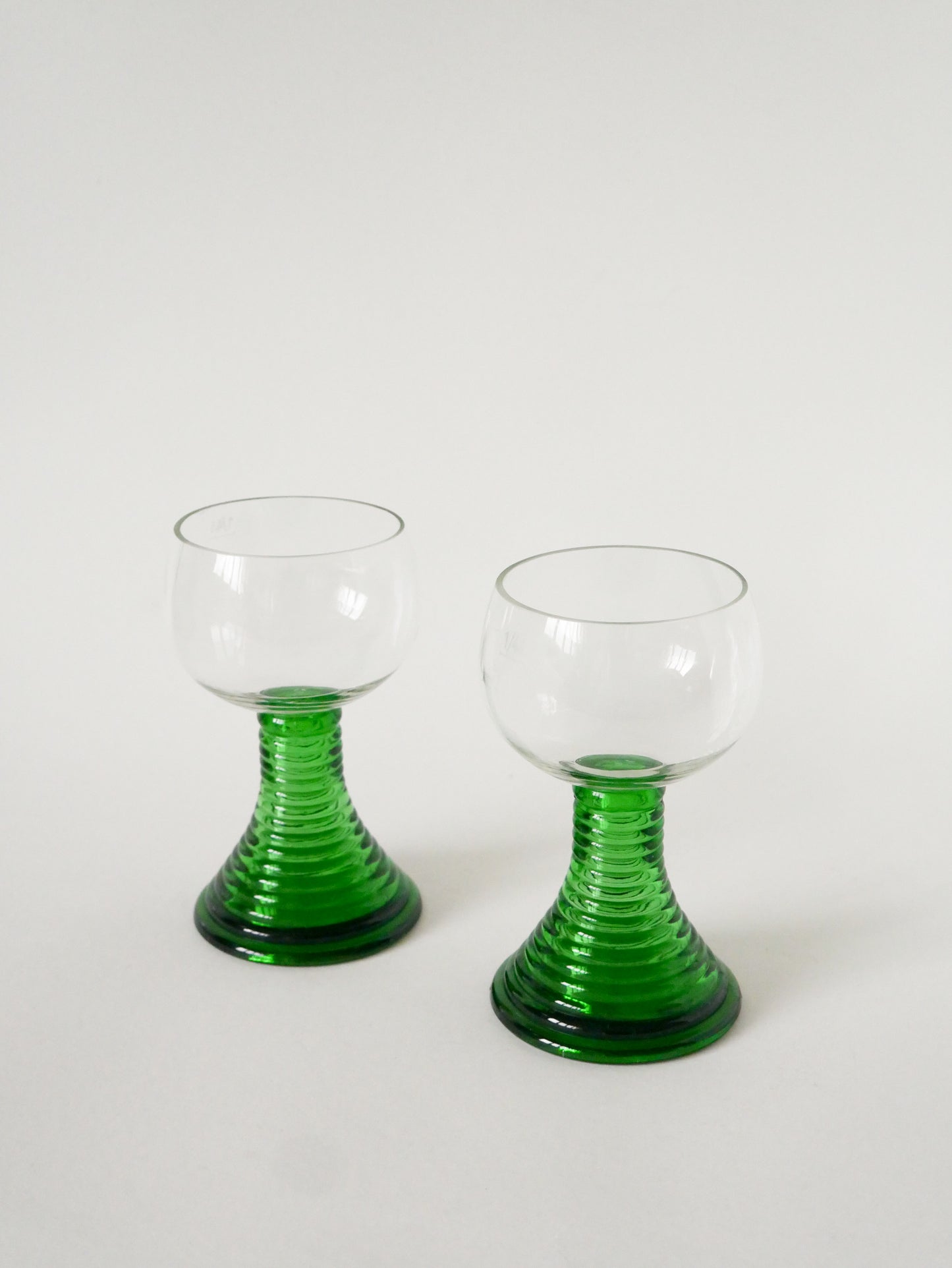 Duo de grands verres à vin style Roemer, pieds Verts, 1970