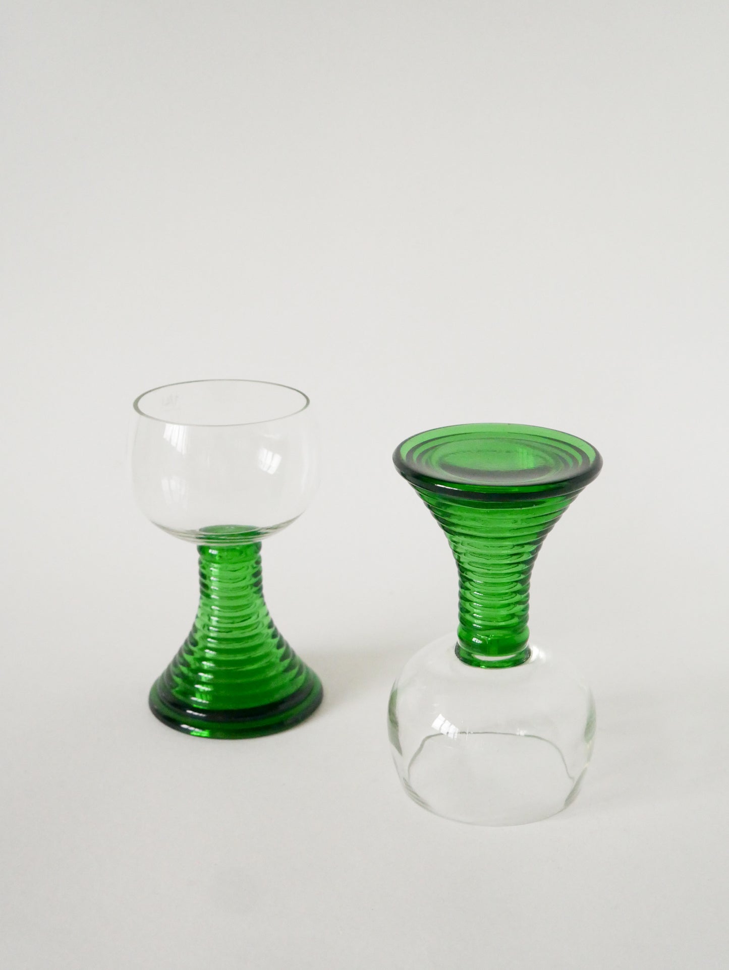Duo de grands verres à vin style Roemer, pieds Verts, 1970