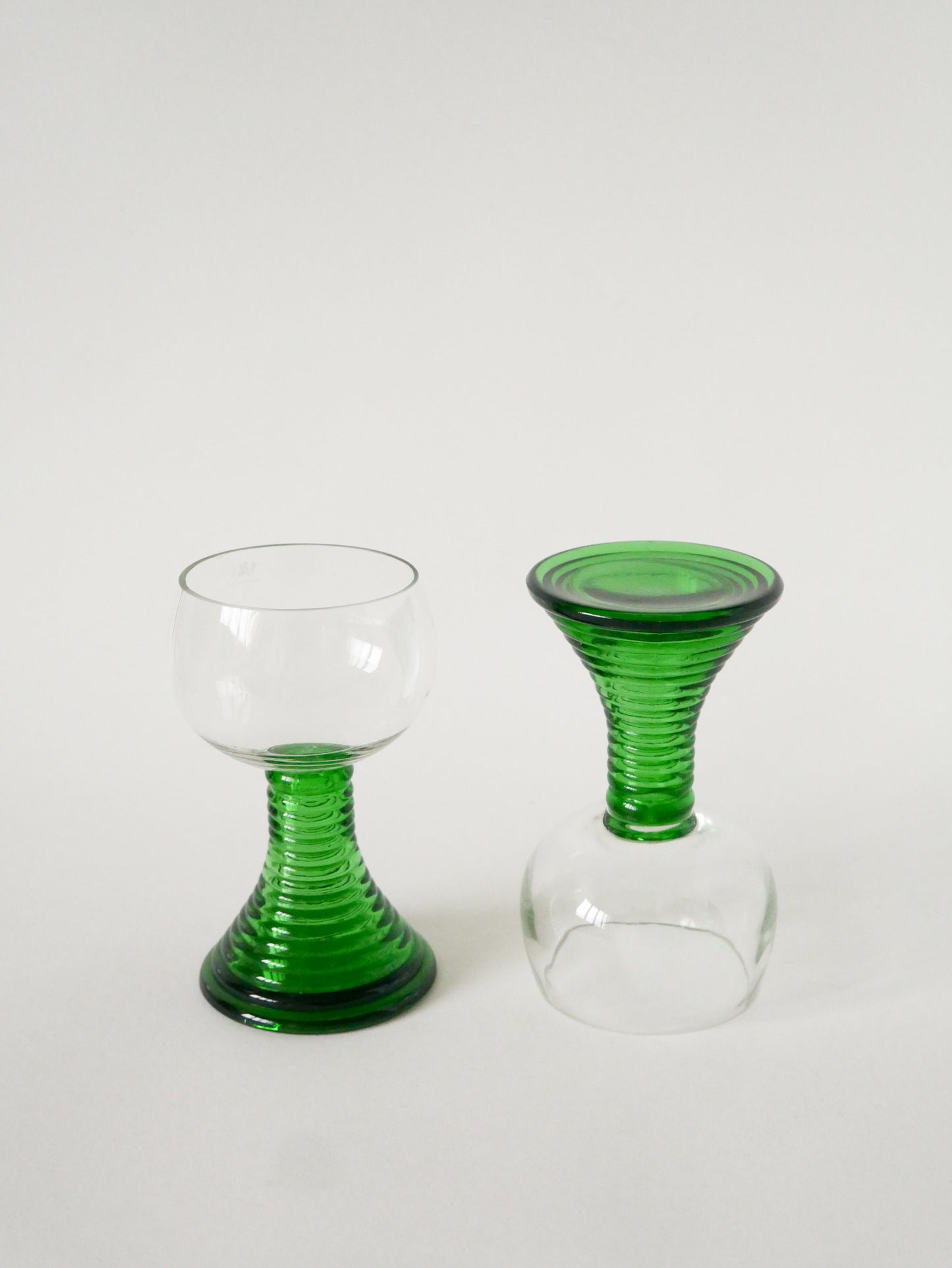 Duo de grands verres à vin style Roemer, pieds Verts, 1970