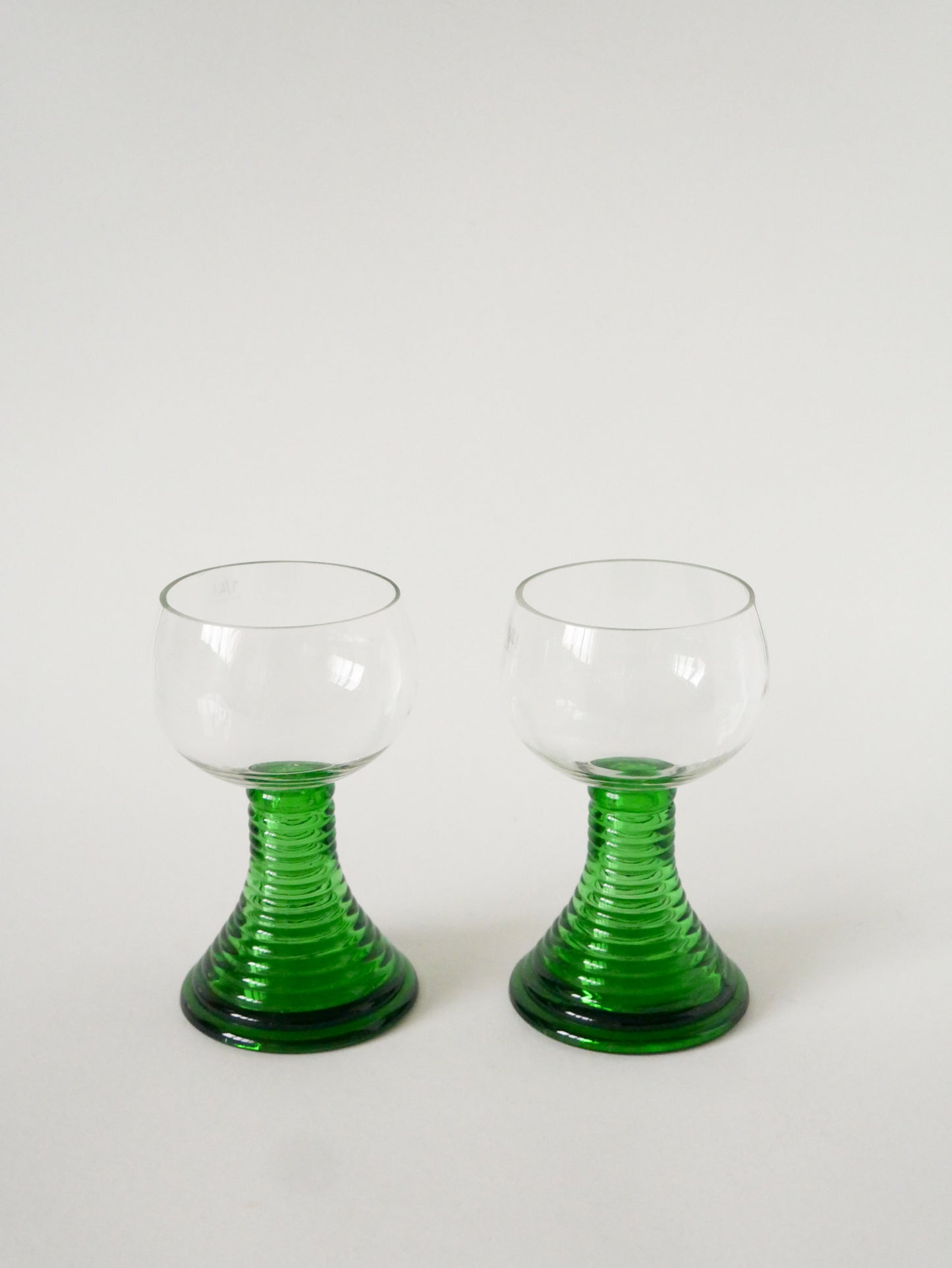Duo de grands verres à vin style Roemer, pieds Verts, 1970
