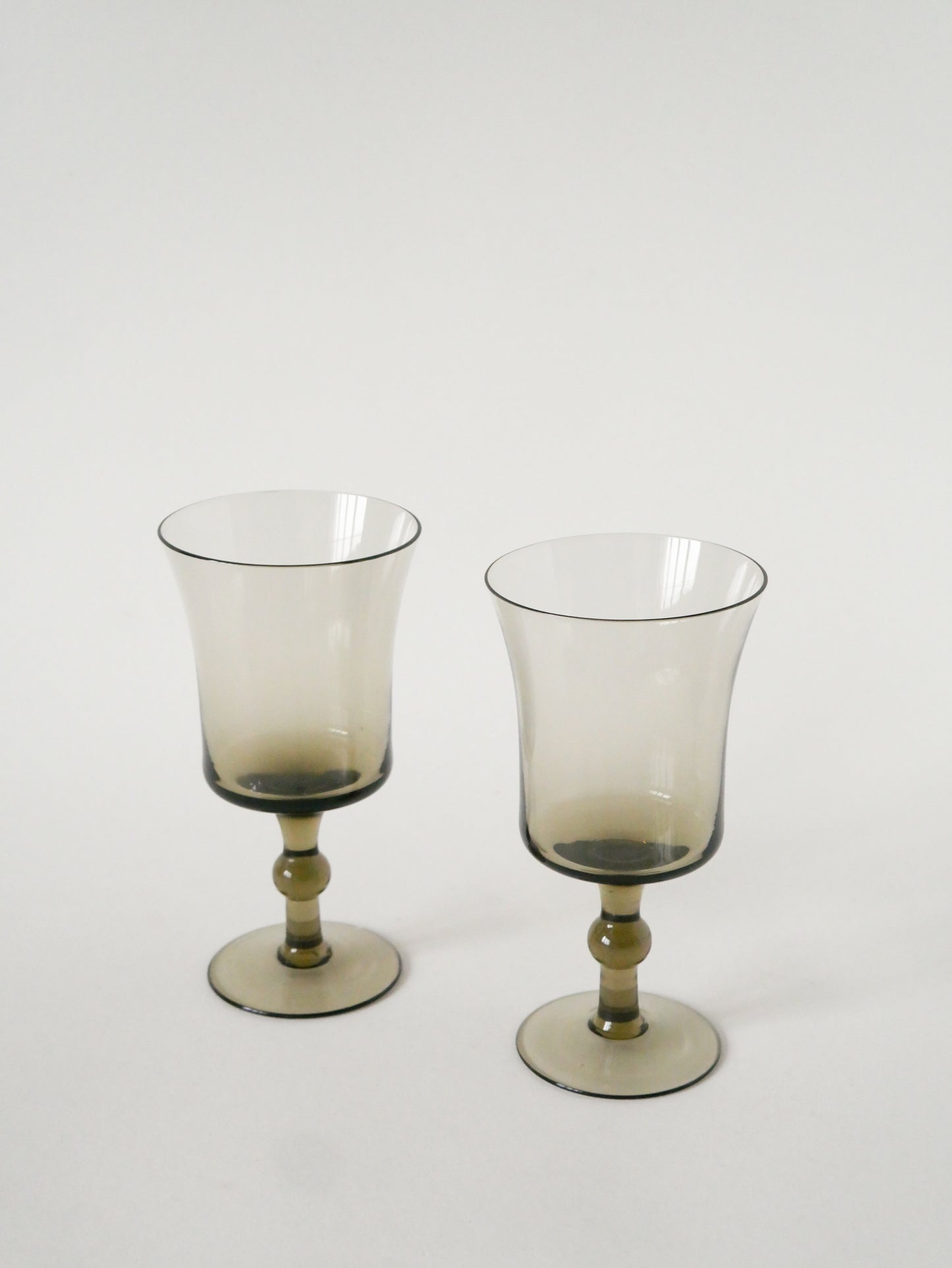Duo de grands verres à vin, Verre Fumé, Design, 1970
