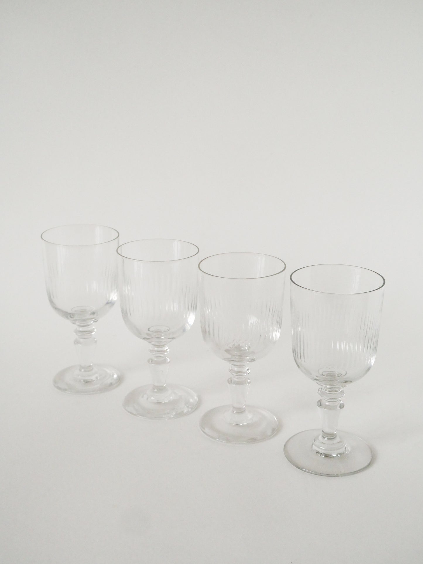 Lot de 4 grands verres à vin anciens, 1930
