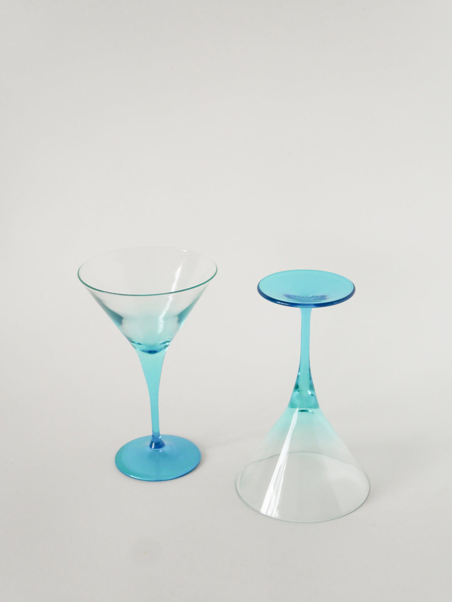 Paire de grands verres à cocktail / Martini, Bleu Ciel, Made in Italy, 1970