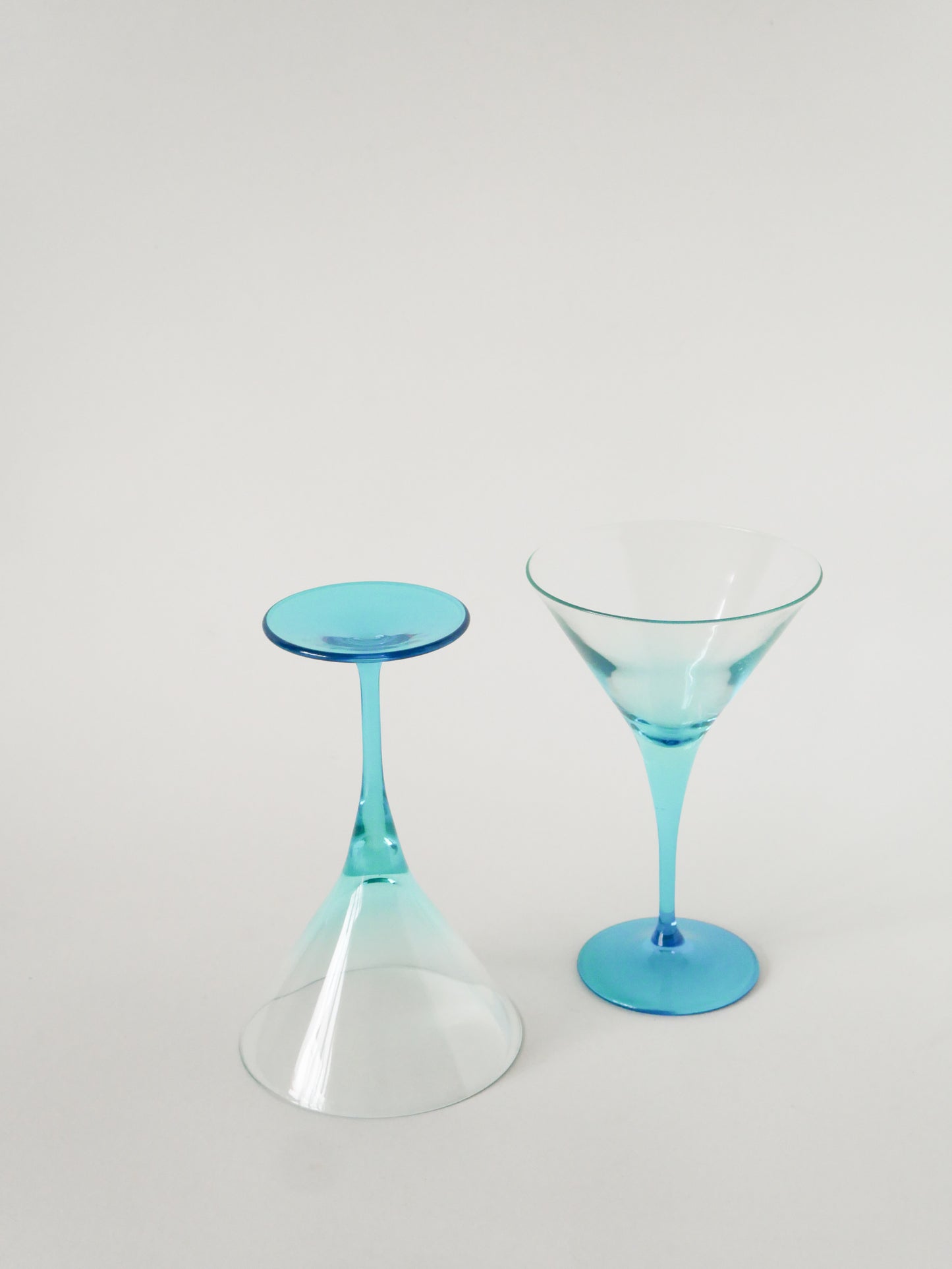 Paire de grands verres à cocktail / Martini, Bleu Ciel, Made in Italy, 1970