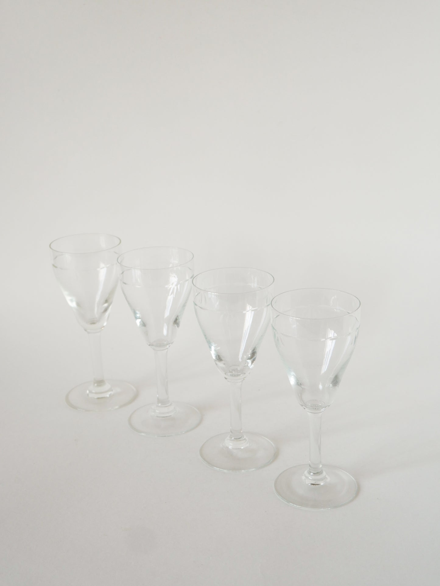 Lot de 6 verres à vin en cristal gravé, 1950