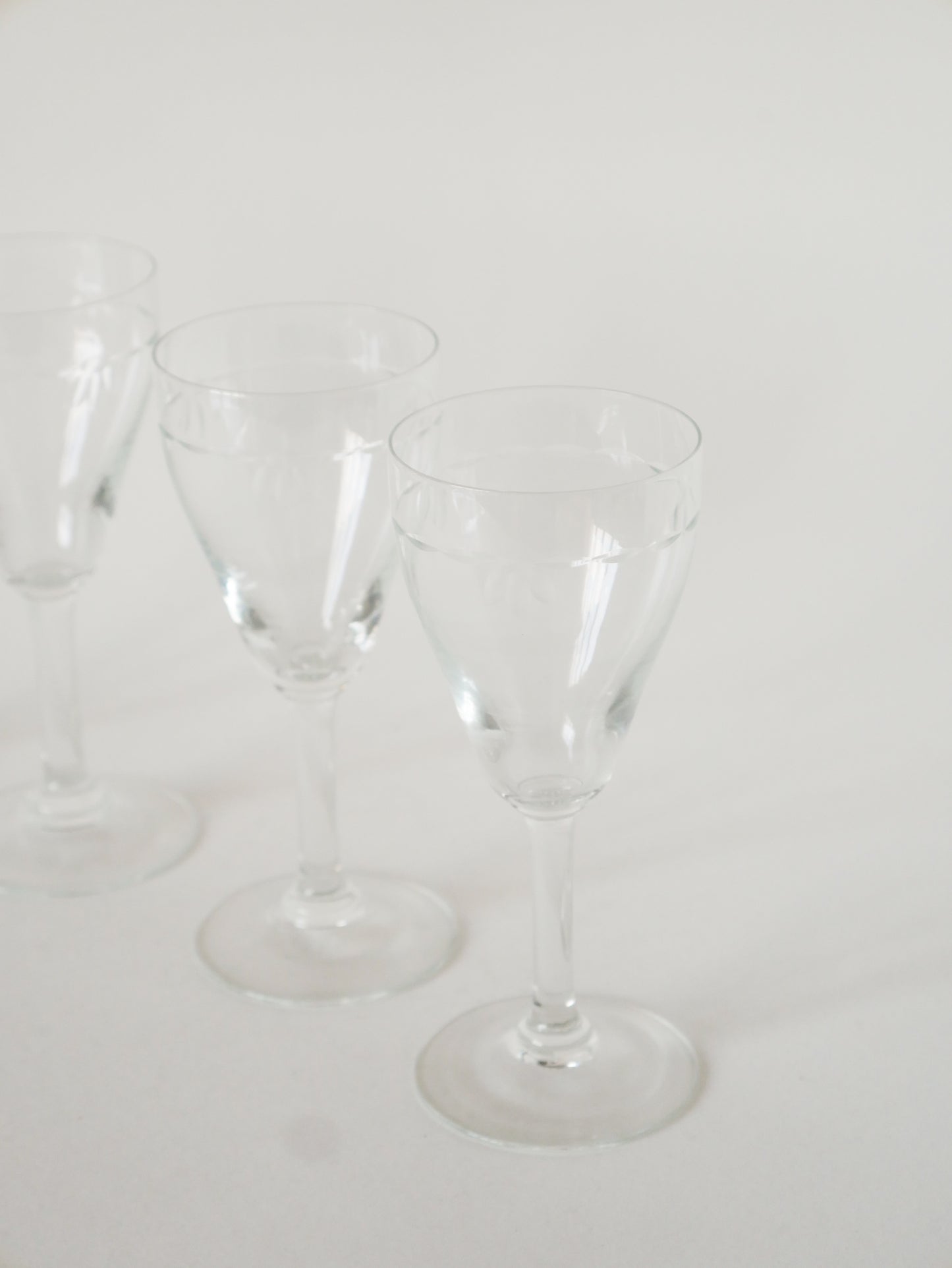 Lot de 6 verres à vin en cristal gravé, 1950