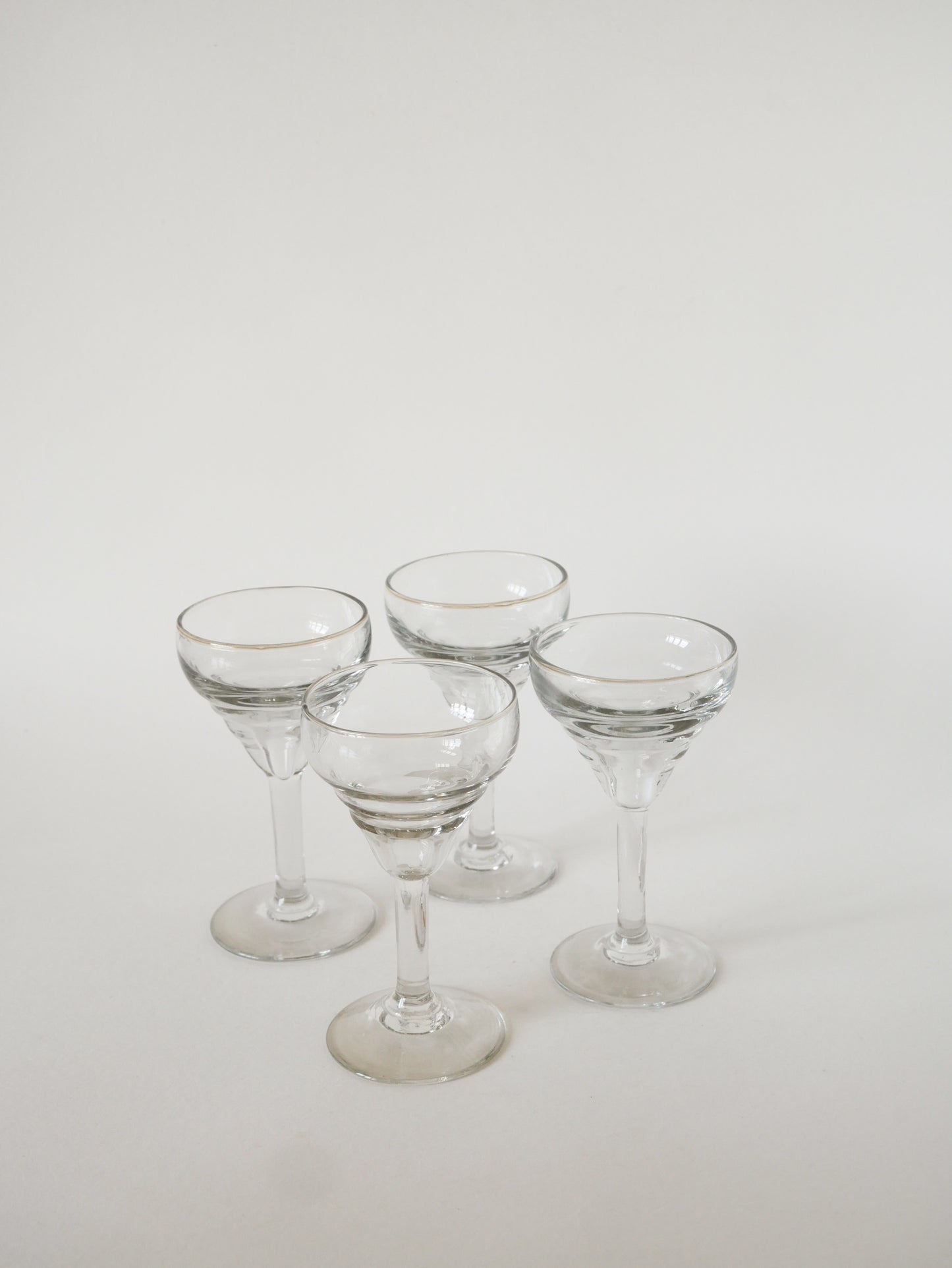 Lot de 4 verres à vin en verre moulé, 1920