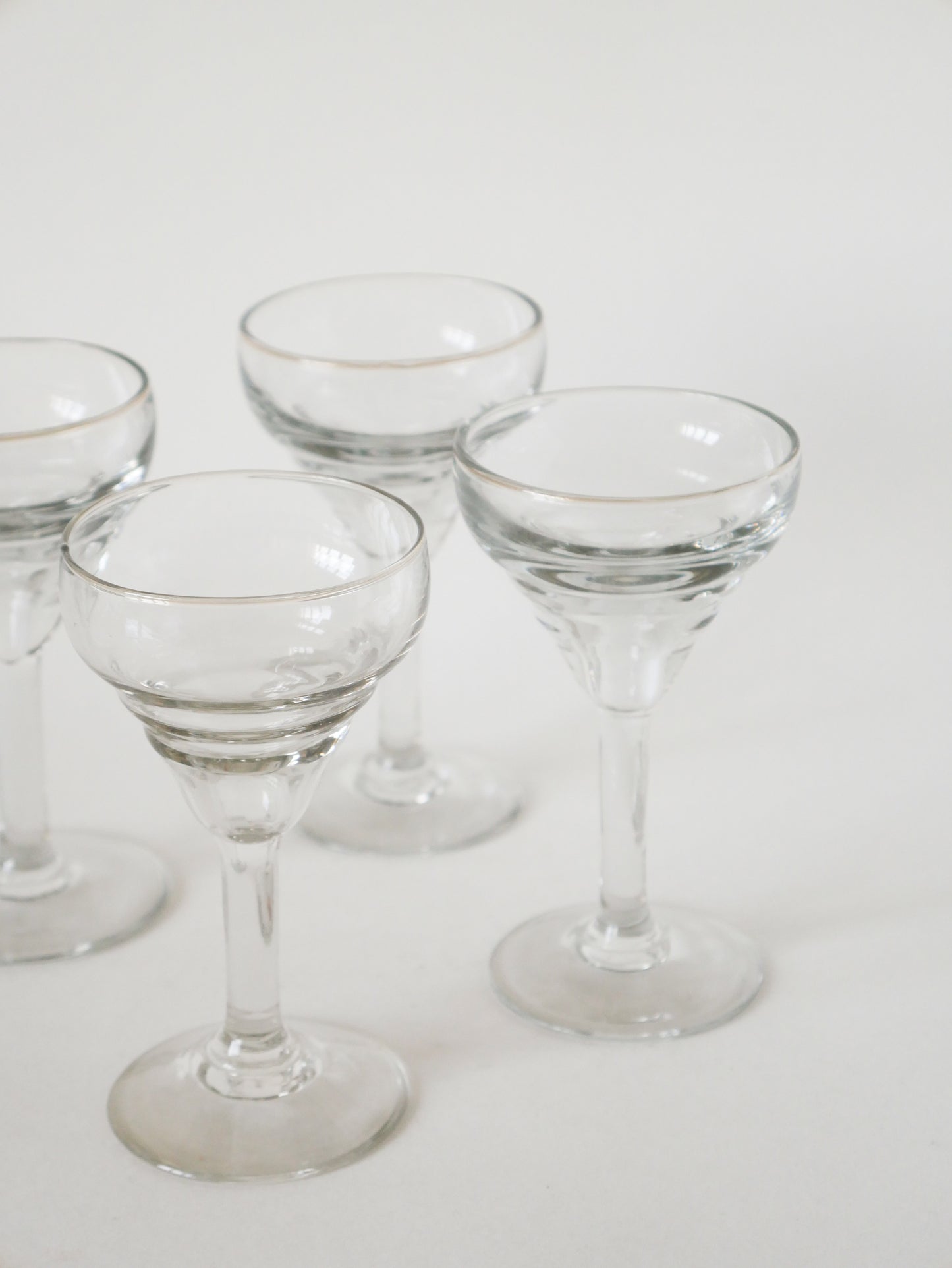 Lot de 4 verres à vin en verre moulé, 1920
