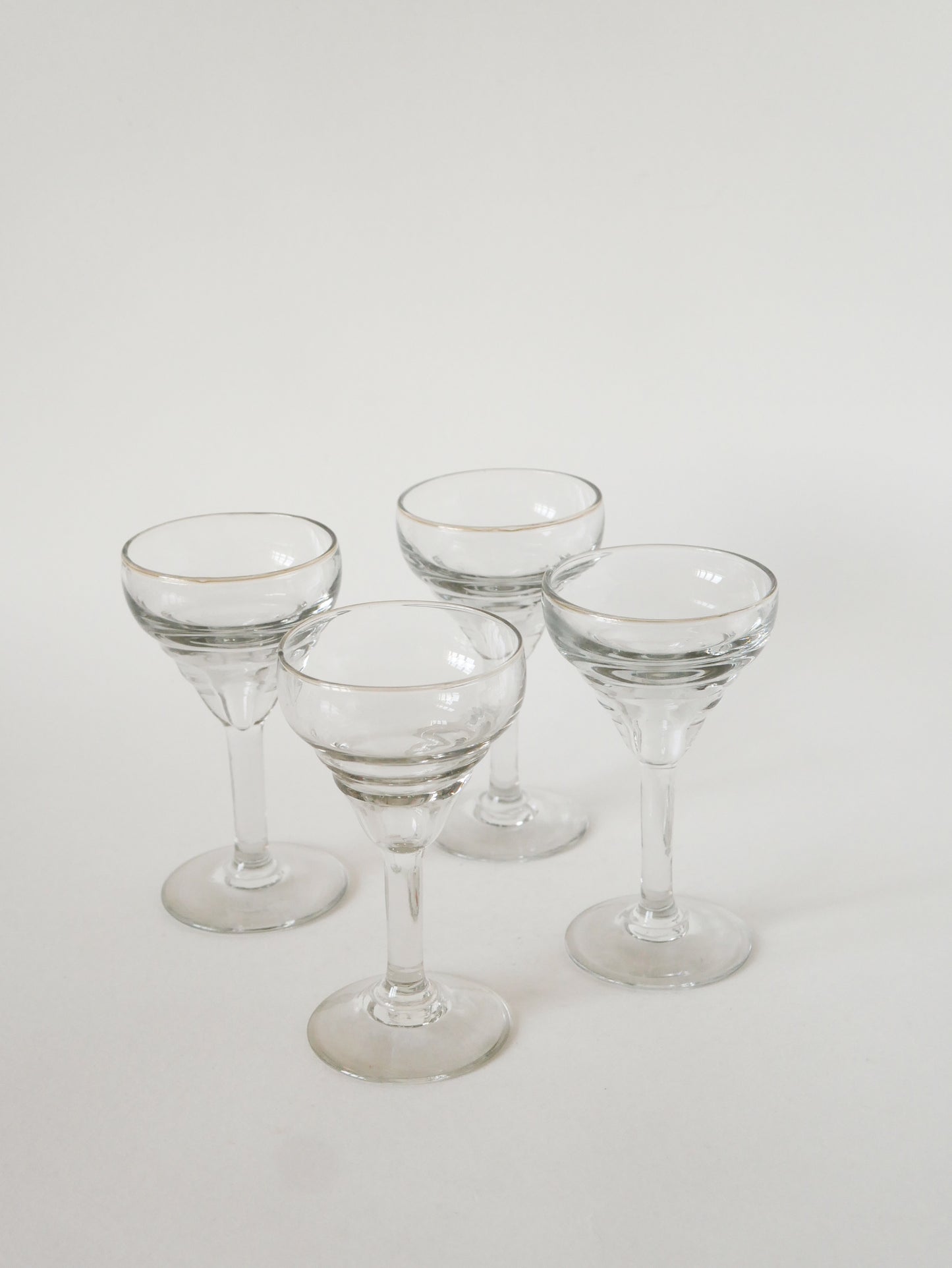 Lot de 4 verres à vin en verre moulé, 1920