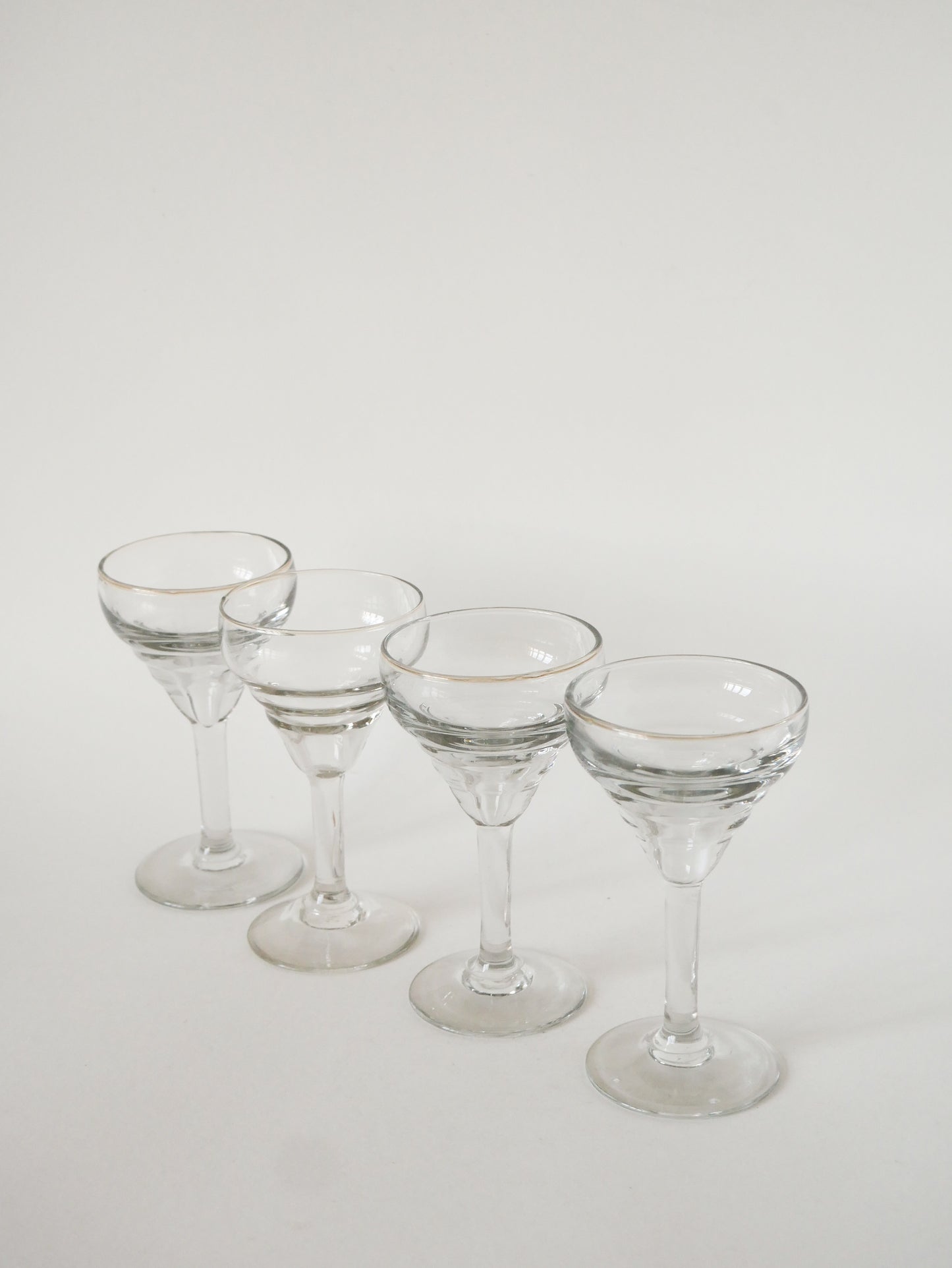 Lot de 4 verres à vin en verre moulé, 1920