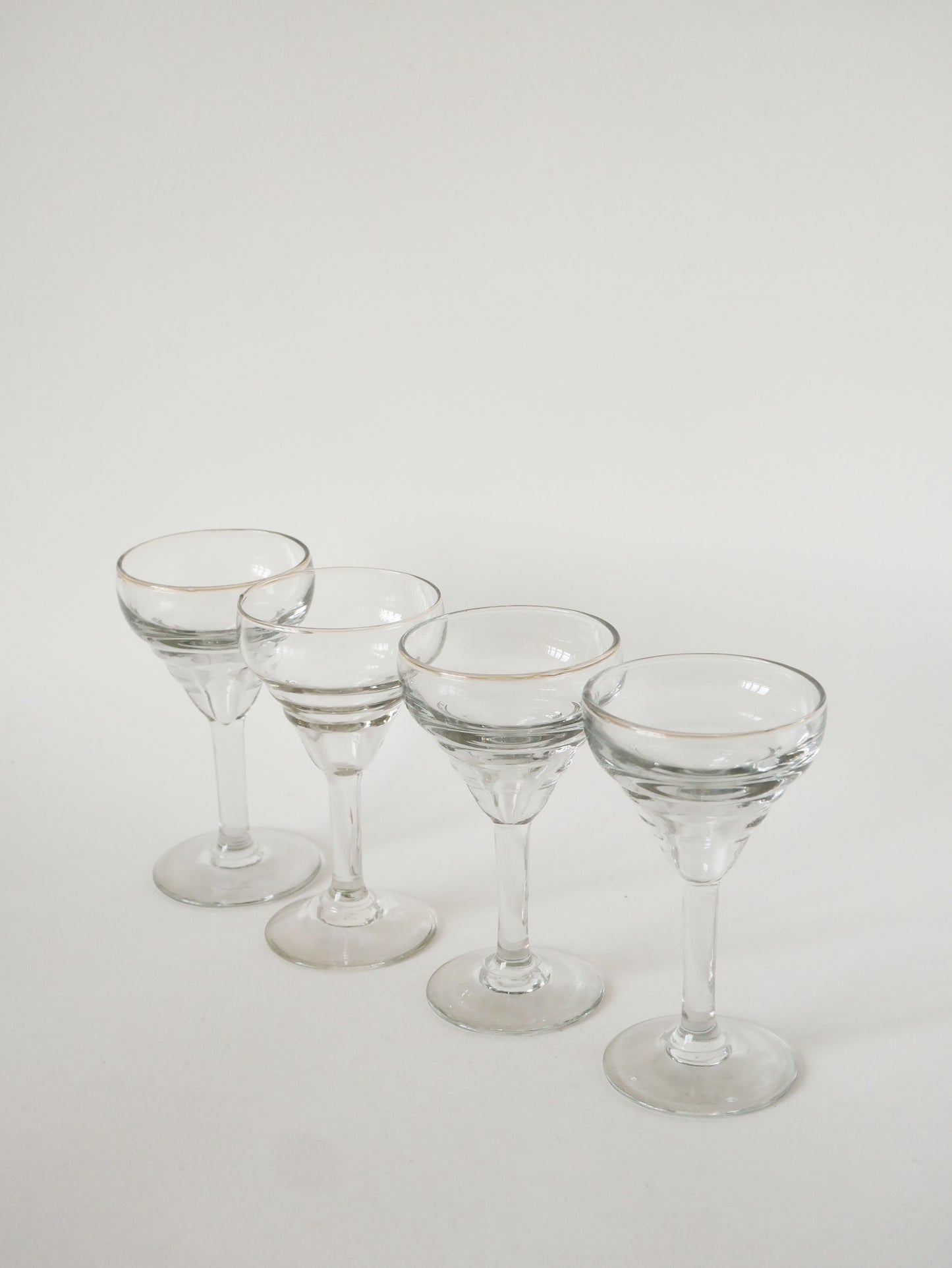 Lot de 4 verres à vin en verre moulé, 1920