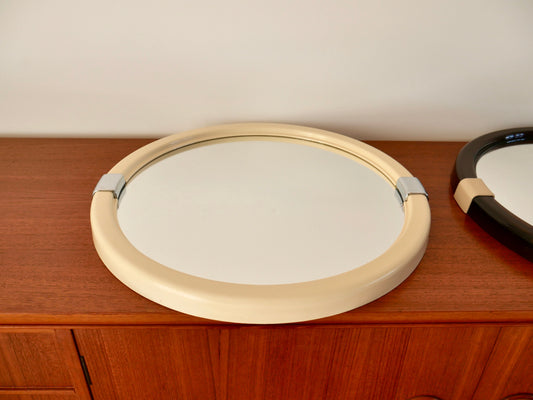 Miroir rond en plexi blanc et tenants argentés space age années 70