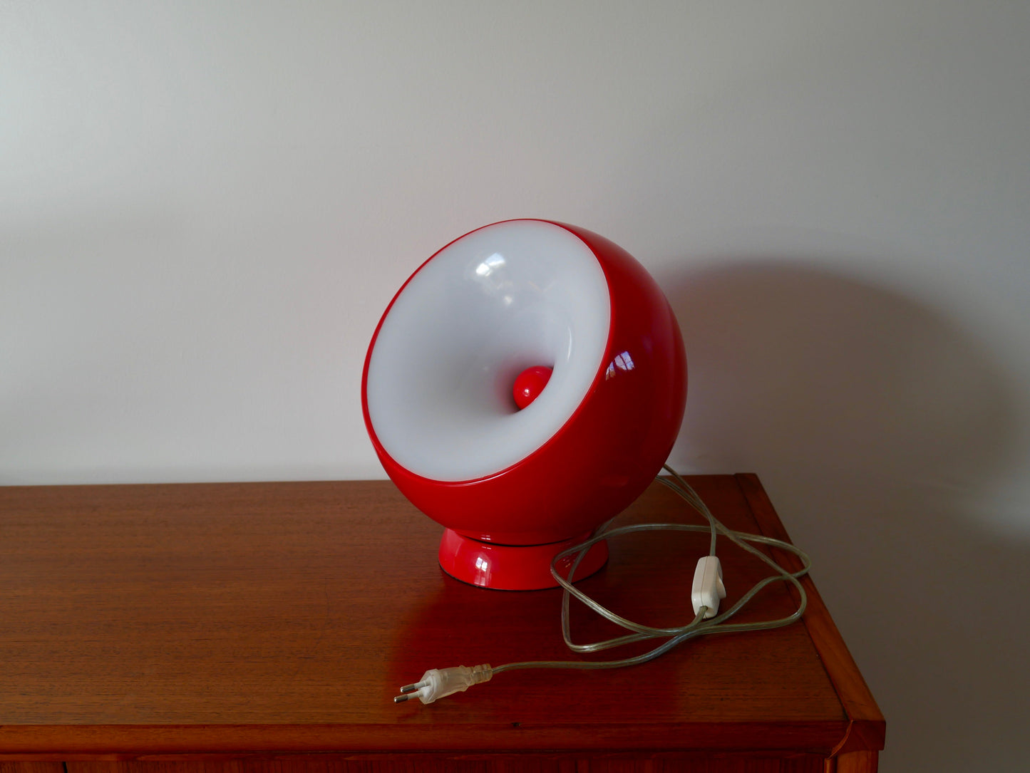 Lampe à poser Aluminor rouge modèle "Bouboule" années 70-80