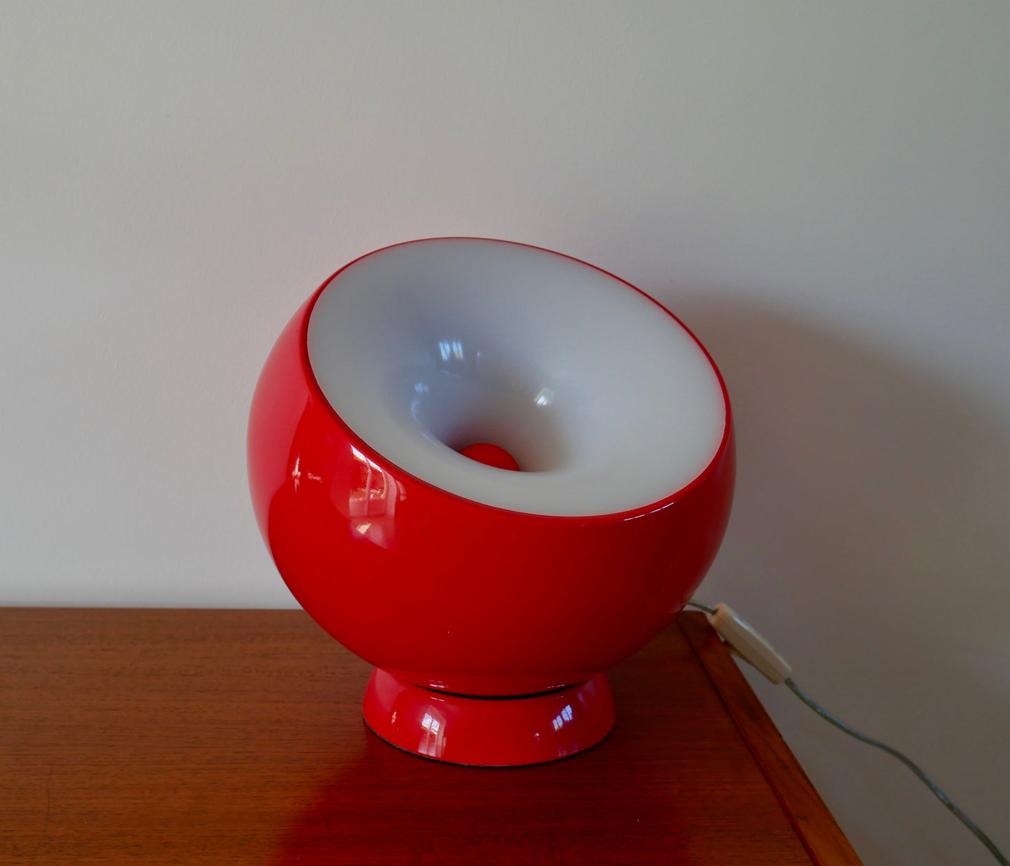 Lampe à poser Aluminor rouge modèle "Bouboule" années 70-80