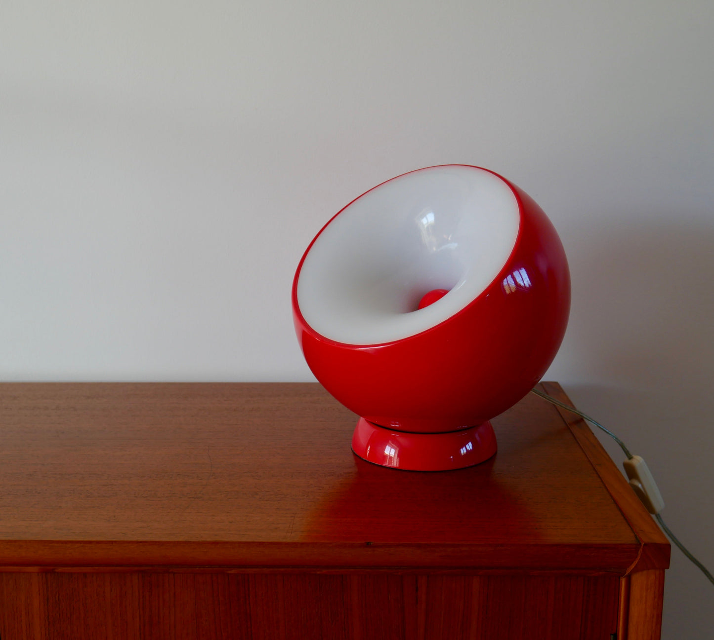 Lampe à poser Aluminor rouge modèle "Bouboule" années 70-80