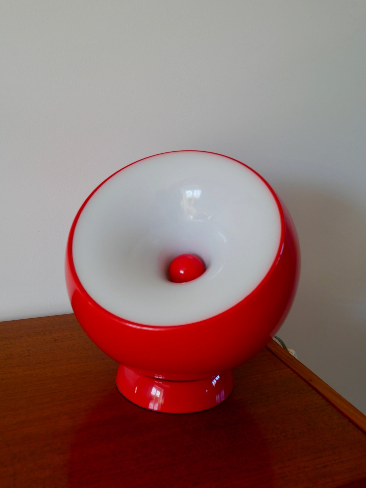 Lampe à poser Aluminor rouge modèle "Bouboule" années 70-80