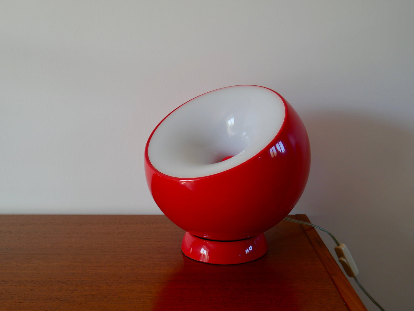 Lampe à poser Aluminor rouge modèle "Bouboule" années 70-80