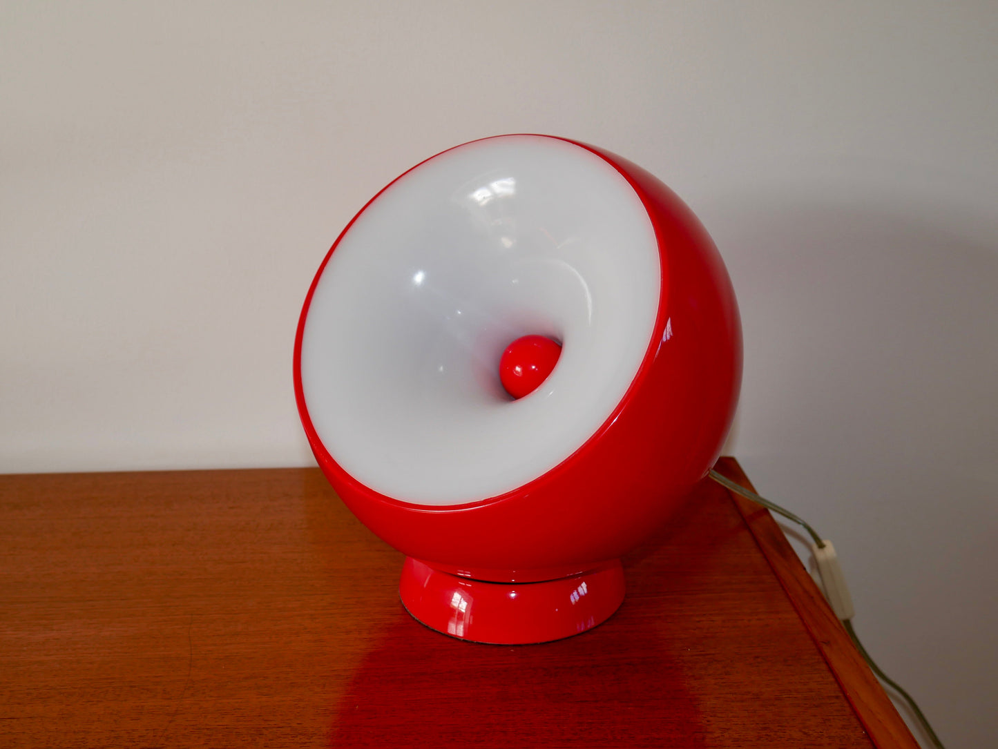 Lampe à poser Aluminor rouge modèle "Bouboule" années 70-80