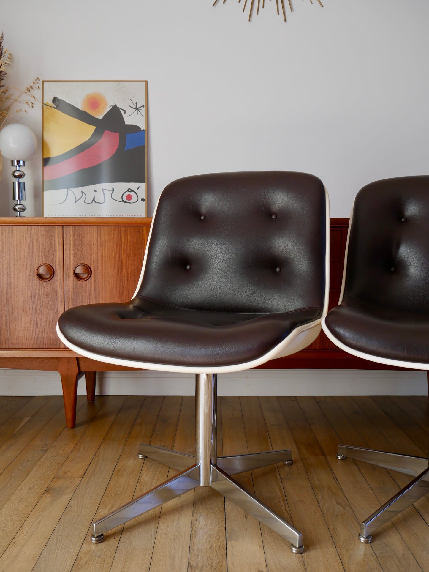 Ensemble de 4 fauteuils à coques design Strafor Pollock en cuir, plastique et piètement étoilé en chrome Space Age années 70