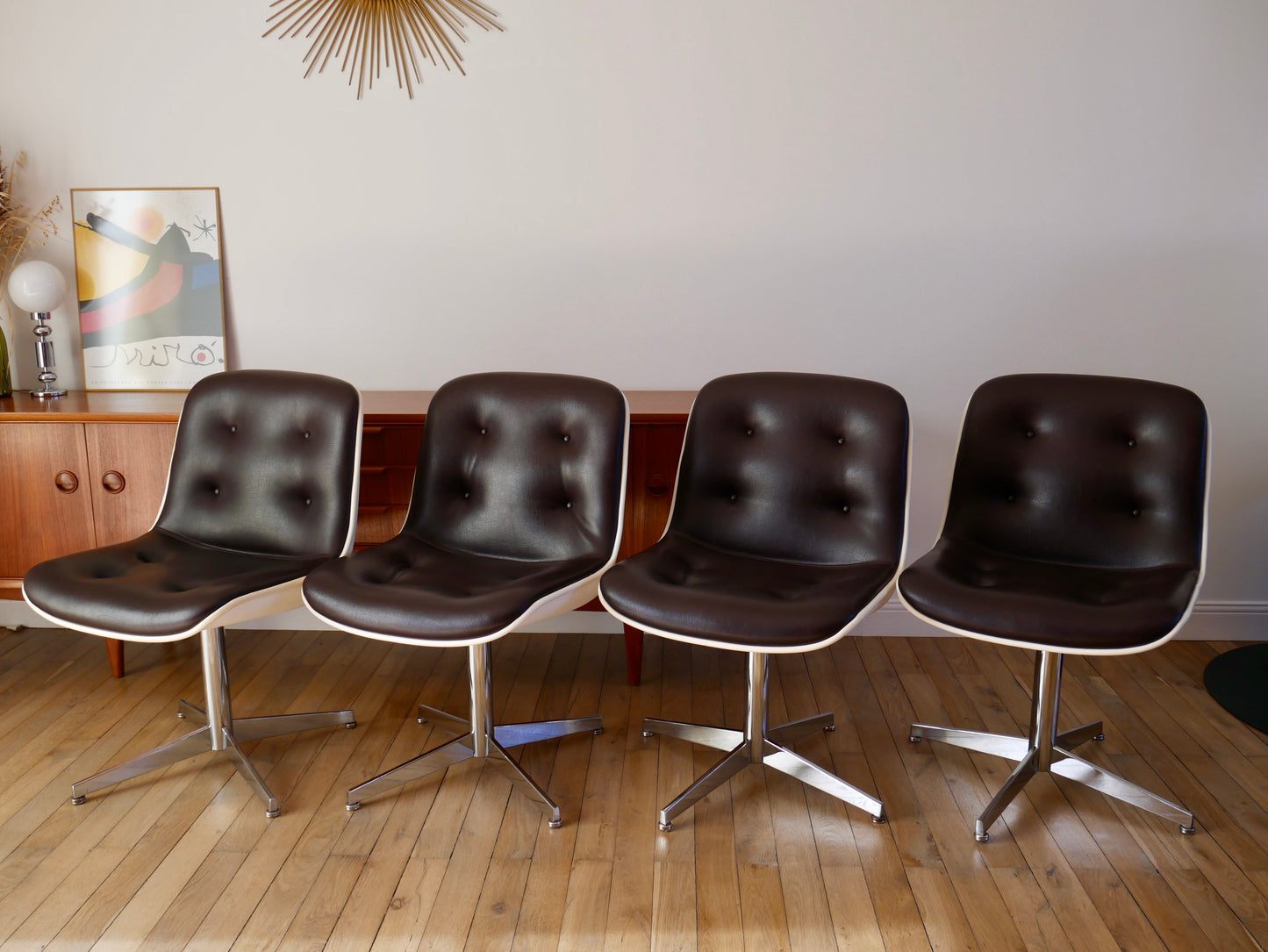 Ensemble de 4 fauteuils à coques design Strafor Pollock en cuir, plastique et piètement étoilé en chrome Space Age années 70