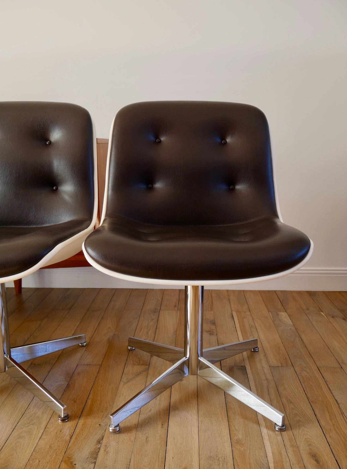 Ensemble de 4 fauteuils à coques design Strafor Pollock en cuir, plastique et piètement étoilé en chrome Space Age années 70