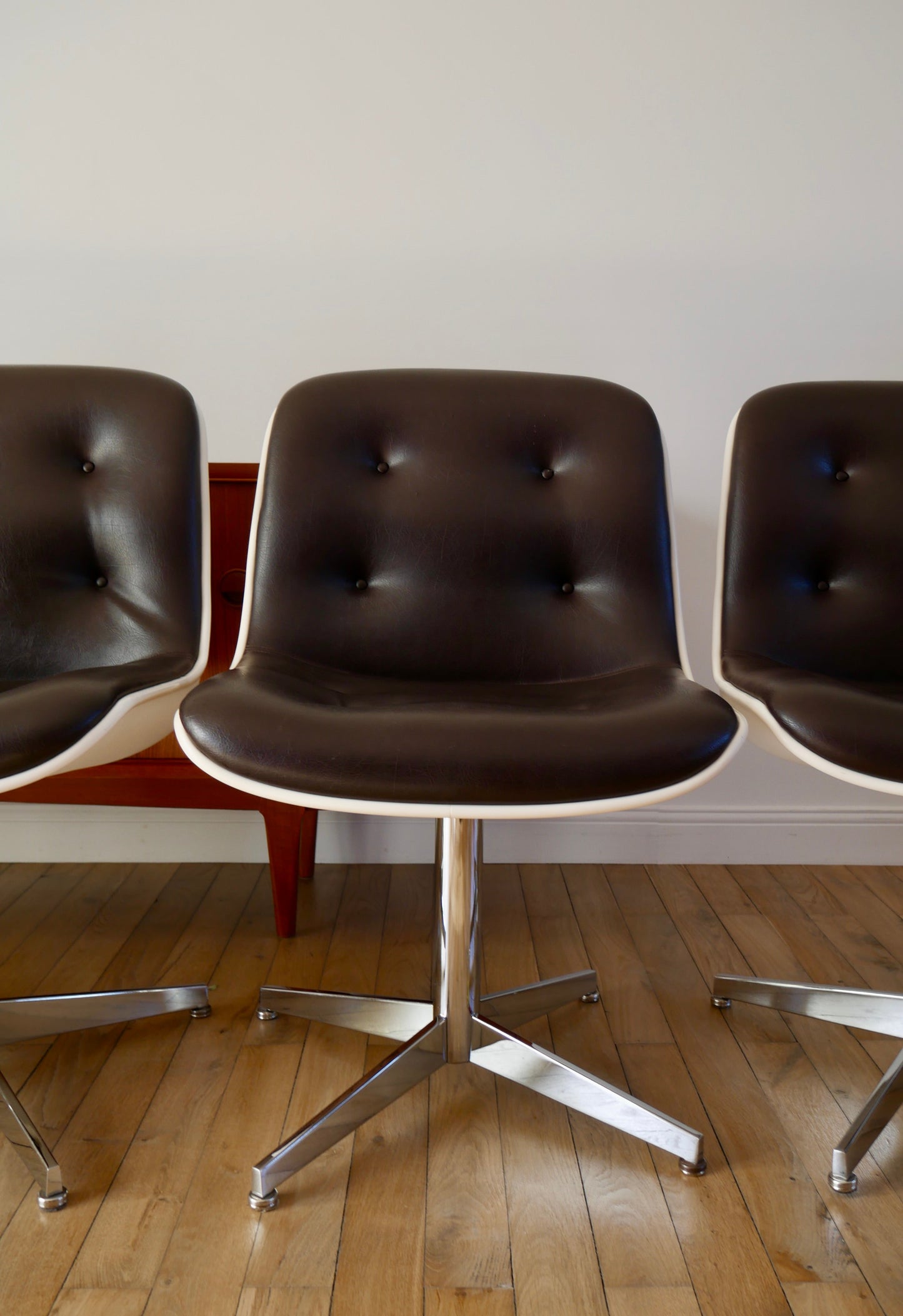 Ensemble de 4 fauteuils à coques design Strafor Pollock en cuir, plastique et piètement étoilé en chrome Space Age années 70