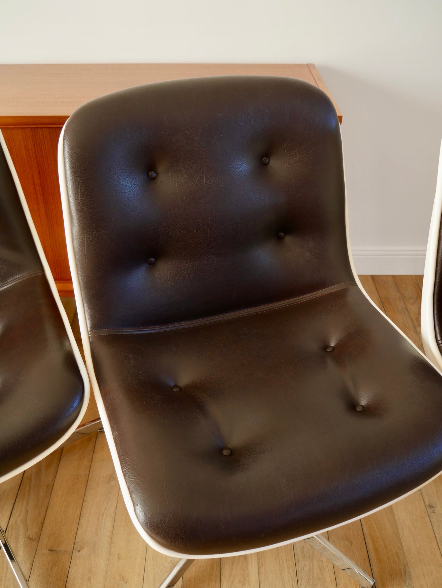 Ensemble de 4 fauteuils à coques design Strafor Pollock en cuir, plastique et piètement étoilé en chrome Space Age années 70