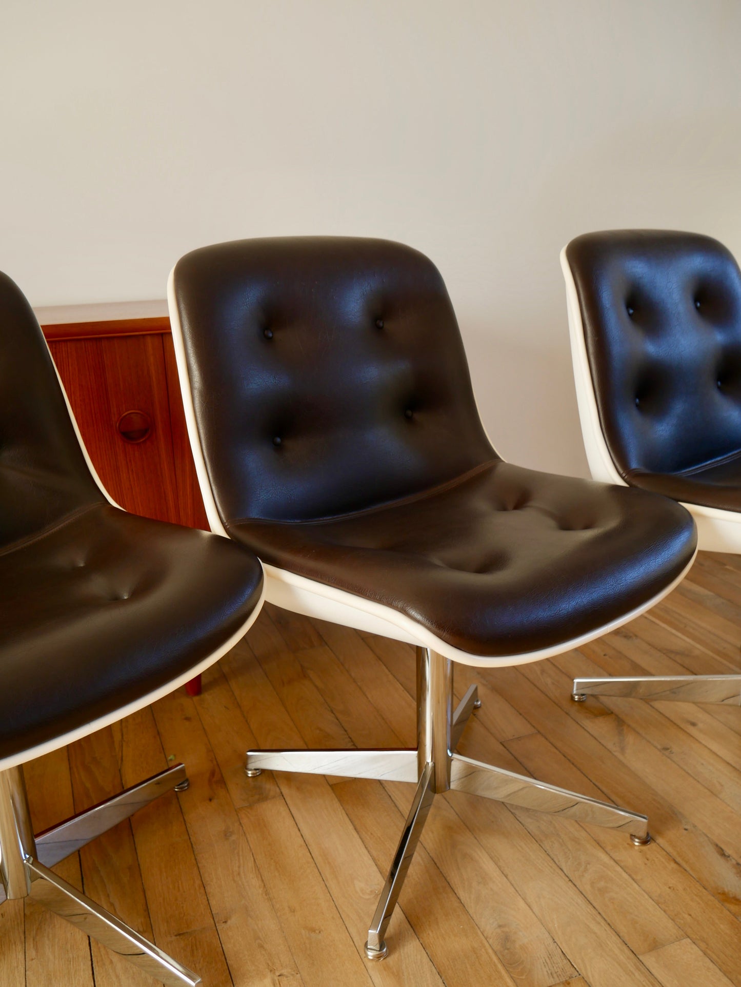 Ensemble de 4 fauteuils à coques design Strafor Pollock en cuir, plastique et piètement étoilé en chrome Space Age années 70