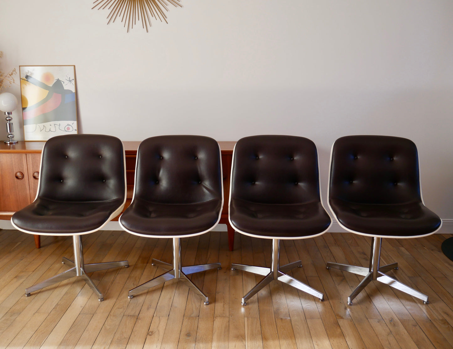 Ensemble de 4 fauteuils à coques design Strafor Pollock en cuir, plastique et piètement étoilé en chrome Space Age années 70