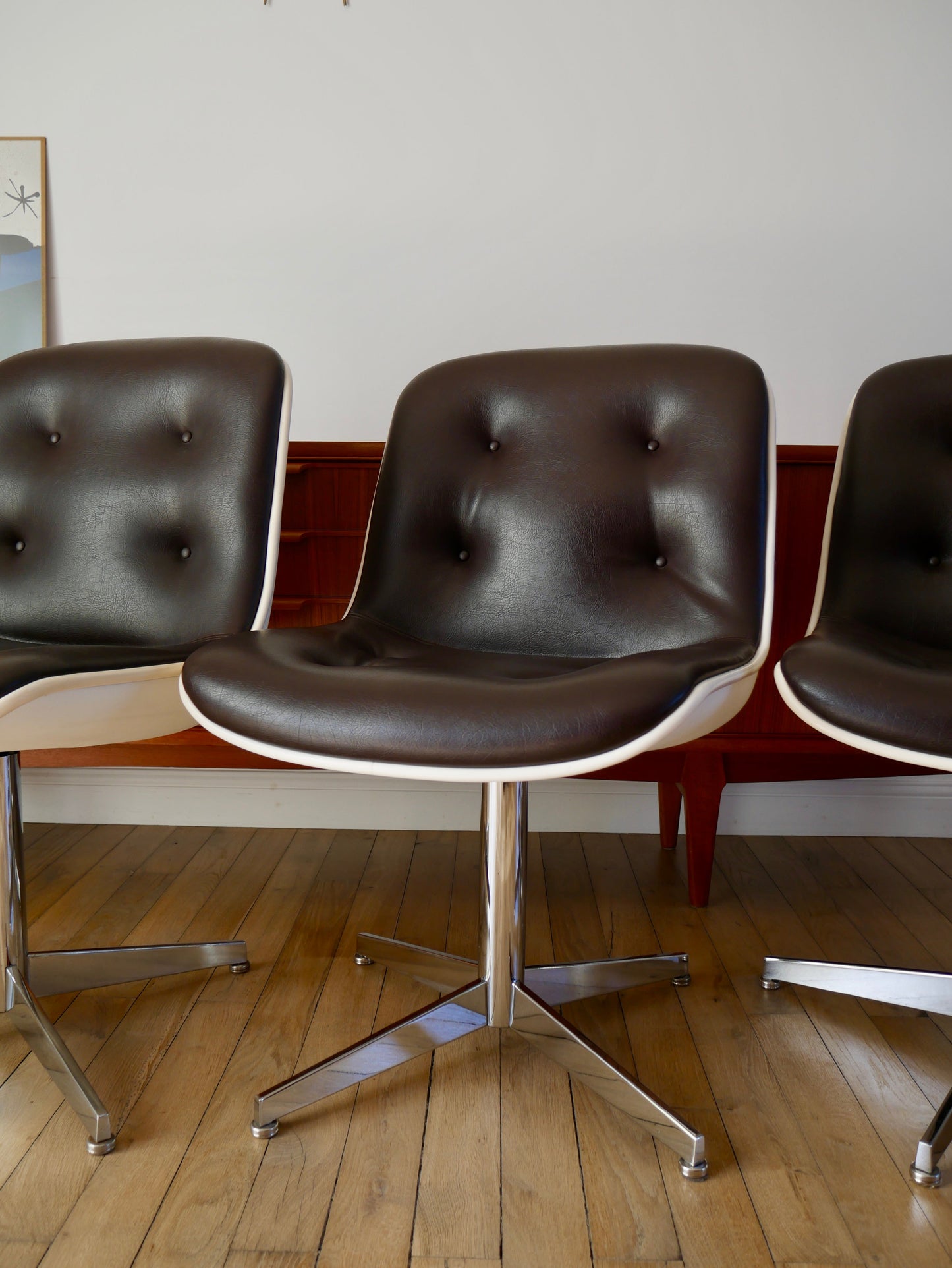 Ensemble de 4 fauteuils à coques design Strafor Pollock en cuir, plastique et piètement étoilé en chrome Space Age années 70